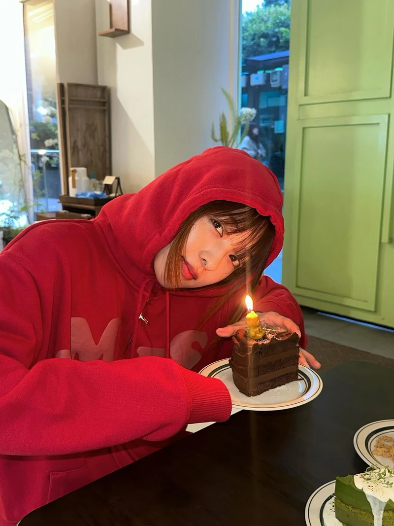후드티만큼 편안하고 따뜻한 건🙅🏻♀️
아무 생각 없이 꺼내 입게 되는🎶🖤두툼한 후드티만 찾게 돼 이미지1
