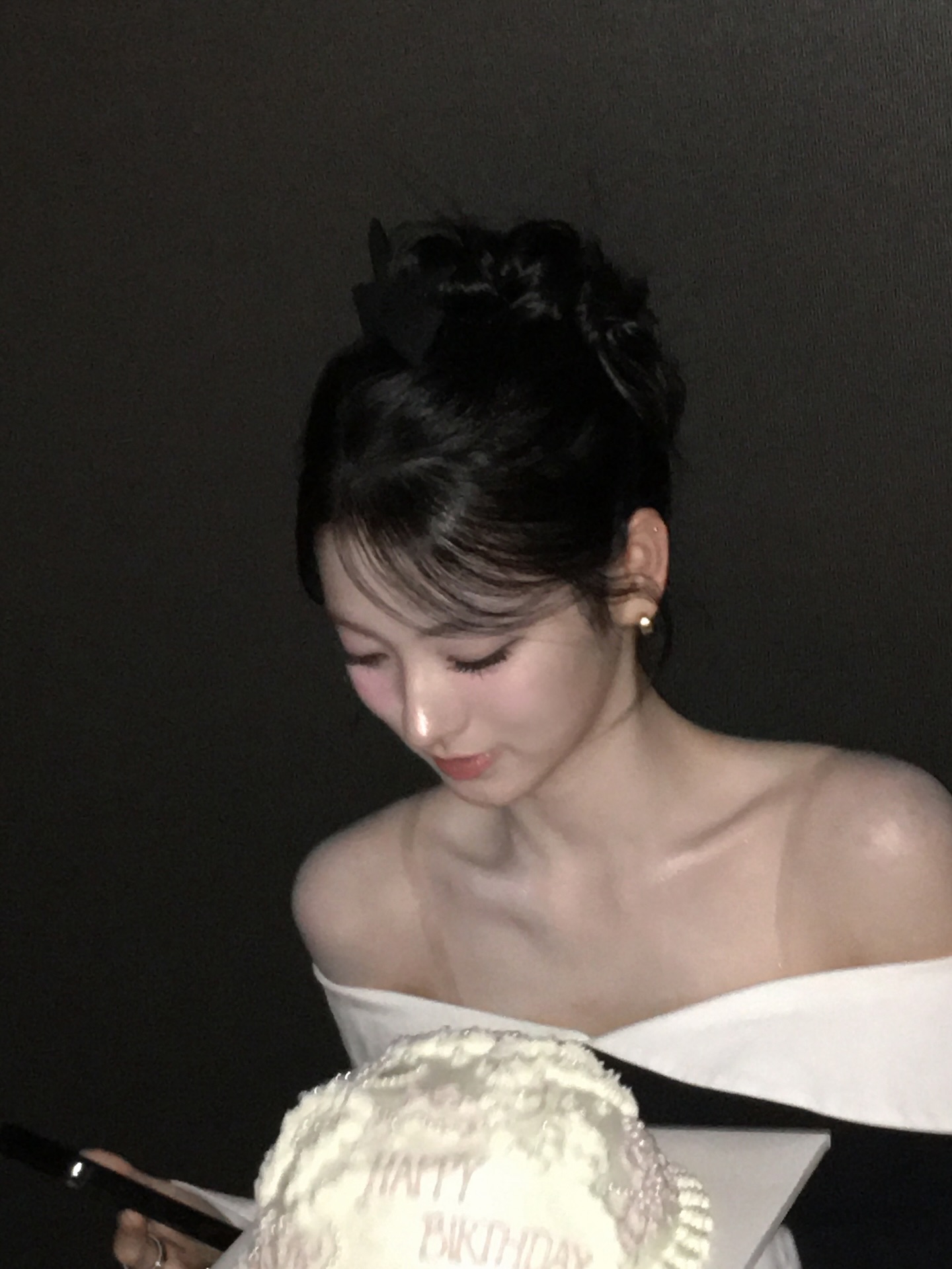 오늘 분위기는 똥머리가 완성해🖤
얼굴선 예쁘게 드러나는 헤어로 분위기까지 완성✨ 이미지5