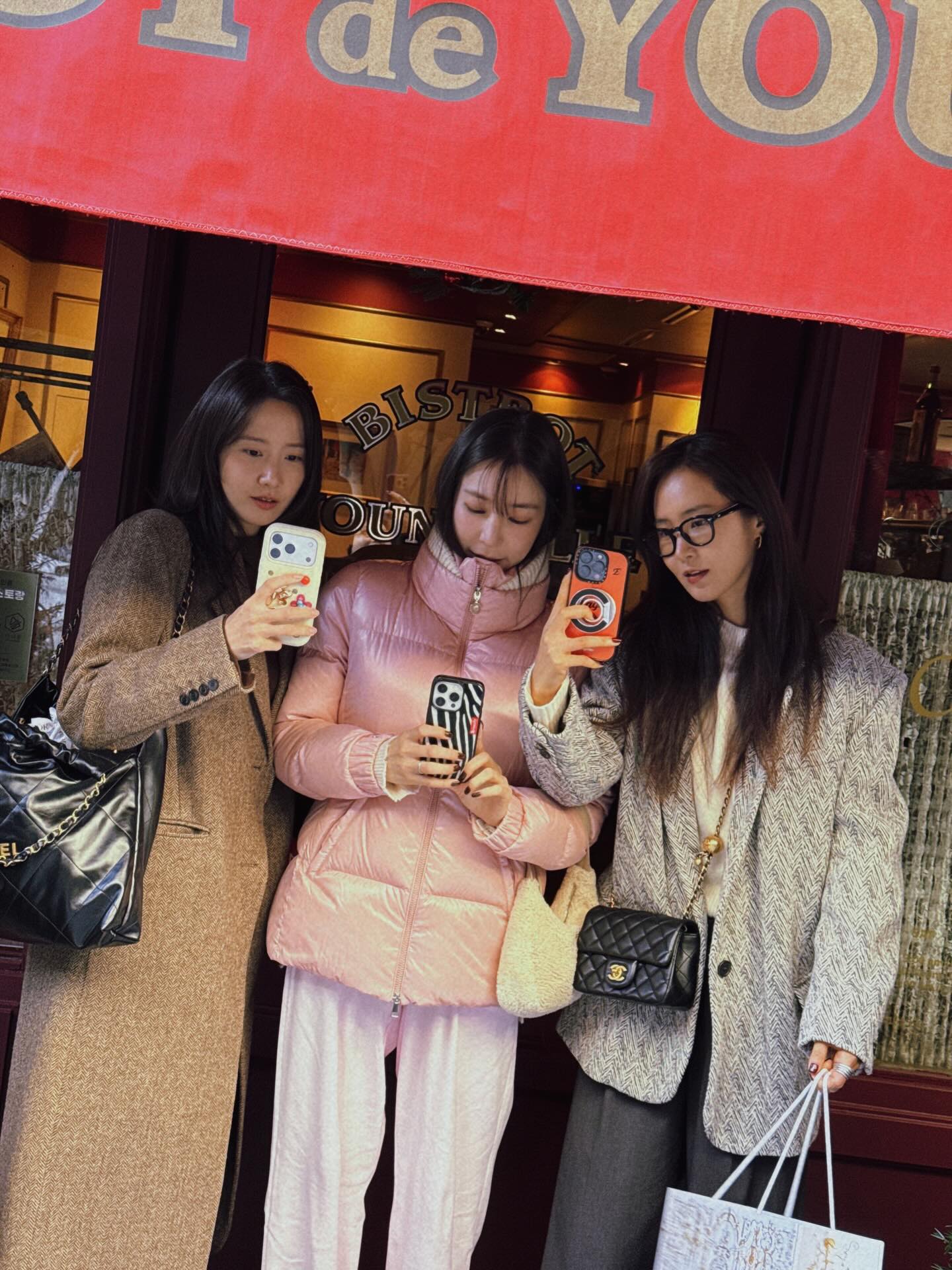 소녀시대가 든 샤넬백은 뭘까?👀
연말룩에 고급스러움을 더해줄 샤넬 백👝☃️같이 살펴보자
소녀시대가 든 아이코닉한 샤벨 백 2가지 소개합니다.
1. 22 핸드백, 900만 원대
윤아가 착용한 가방은 자연스럽게 흐르는 소프트한 실루엣에 드로우 스트링 방식의 오픈 클로징과 메탈 CHANEL 로고가 포인트인 가방이죠. 맥시한 롱 코트와 브라운 니트를 매치해 모던하면서도 내추럴한 꾸안꾸 룩을 완성했습니다.
2. 클래식 라지 플랩 백, 1000만 원대
유리가 든 가방은 인터로킹 CC 로고와 골드 체인이 포인트로 그레인드 카프스킨에 다이아몬드 퀼팅이 더해져, 고급스러운 입체감이 돋보이는 아이템이죠. 블레이저 울 코트와 슬랙스와 매치해 포멀하면서도 세련된 무드를 연출했습니다. 이미지1