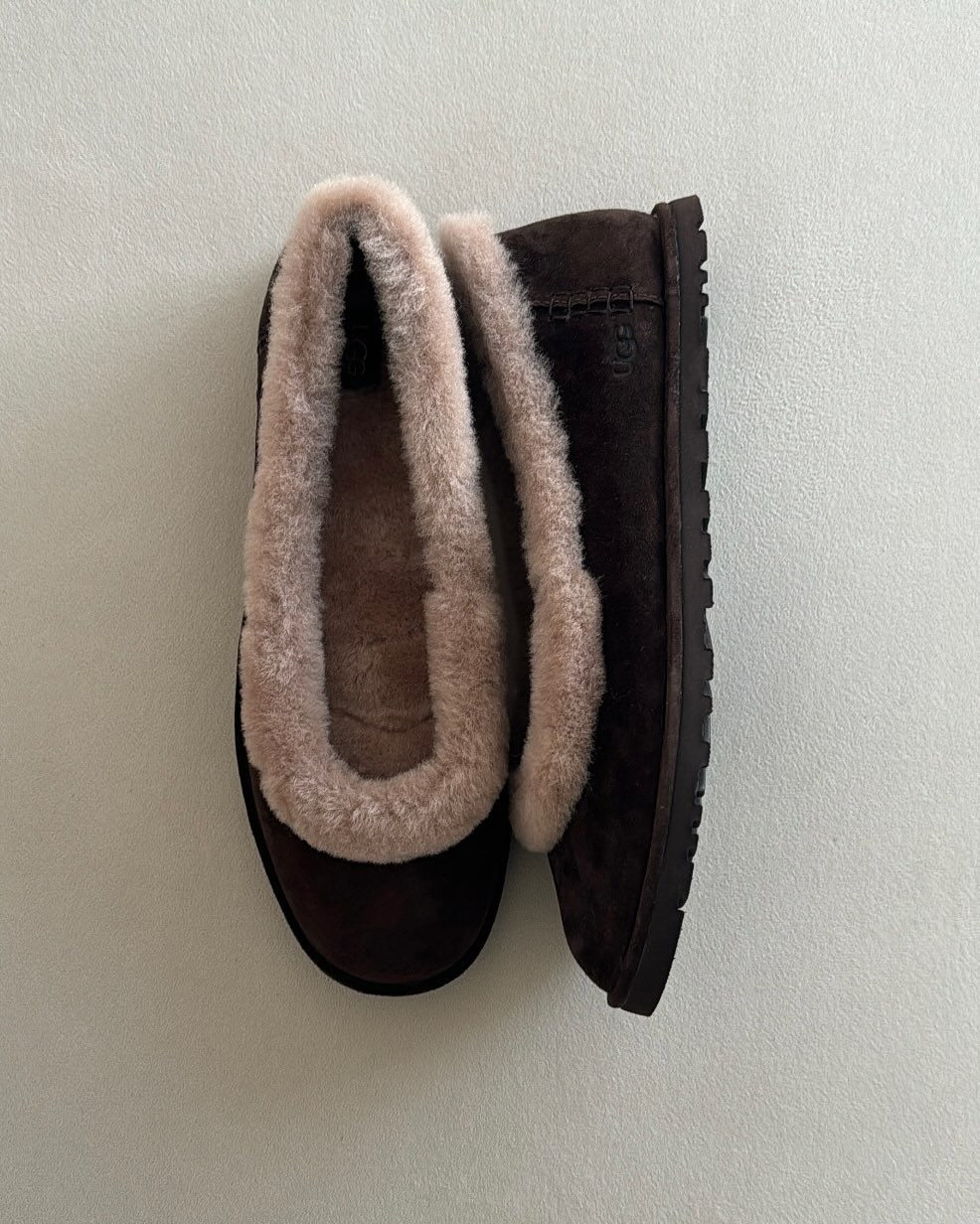 고무신 같은데… 알고 보면 어그?😮
슬림한 실루엣, 안쪽엔 포근한 퍼🤍🩰올 겨울 신발은 바로 조라

최근 스니커즈와 발레 슈즈를 합친 스니커리나, 부츠와 스니커즈가 합쳐서 탄생된 복싱 부츠에 이어, 어그에서 조라라는 신발이 등장했는데요. 발레리나 슈즈의 슬림한 실루엣에 어그 특유의 퍼 안감과 두툼한 아웃솔을 더한 디자인이 특징입니다.

조라는 미니멀한 디자인으로 캐주얼부터 모던룩까지 활용도가 높고, 가벼워 보이는 외형과 달리 보온성과 착화감 모두를 만족시키죠. 발레 코어 감성과 어그의 포근함을 담아낸 조라는, 올겨울 트렌디하면서도 실용적인 슈즈로 주목받고 있습니다. 이미지6