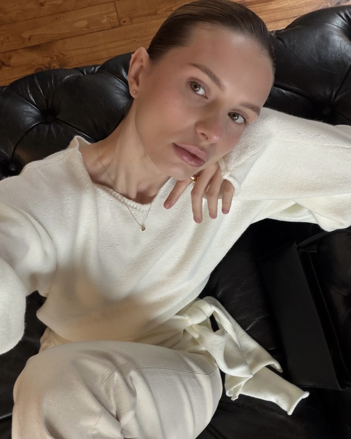 디테일 없는 담백한 무지 니트🧶
니트 한 장으로 캐주얼부터 미니멀까지 어렵지 않게 완성💁🏻‍♀️🔍 이미지4