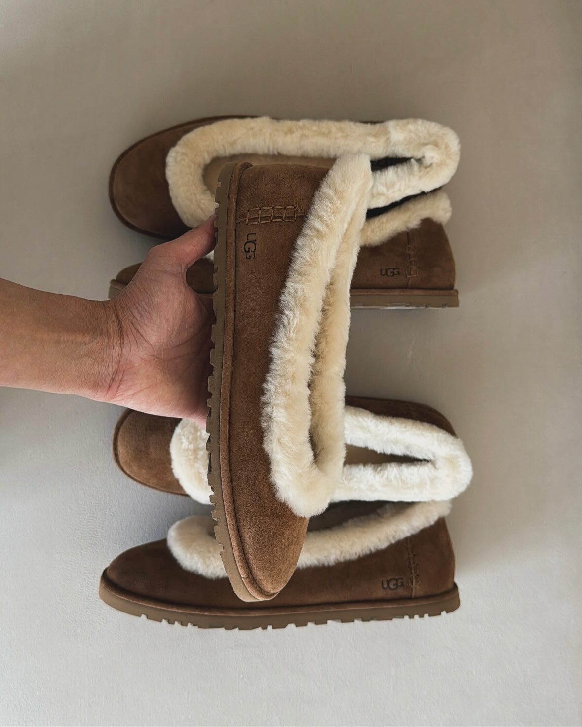 고무신 같은데… 알고 보면 어그?😮
슬림한 실루엣, 안쪽엔 포근한 퍼🤍🩰올 겨울 신발은 바로 조라

최근 스니커즈와 발레 슈즈를 합친 스니커리나, 부츠와 스니커즈가 합쳐서 탄생된 복싱 부츠에 이어, 어그에서 조라라는 신발이 등장했는데요. 발레리나 슈즈의 슬림한 실루엣에 어그 특유의 퍼 안감과 두툼한 아웃솔을 더한 디자인이 특징입니다.

조라는 미니멀한 디자인으로 캐주얼부터 모던룩까지 활용도가 높고, 가벼워 보이는 외형과 달리 보온성과 착화감 모두를 만족시키죠. 발레 코어 감성과 어그의 포근함을 담아낸 조라는, 올겨울 트렌디하면서도 실용적인 슈즈로 주목받고 있습니다. 이미지3