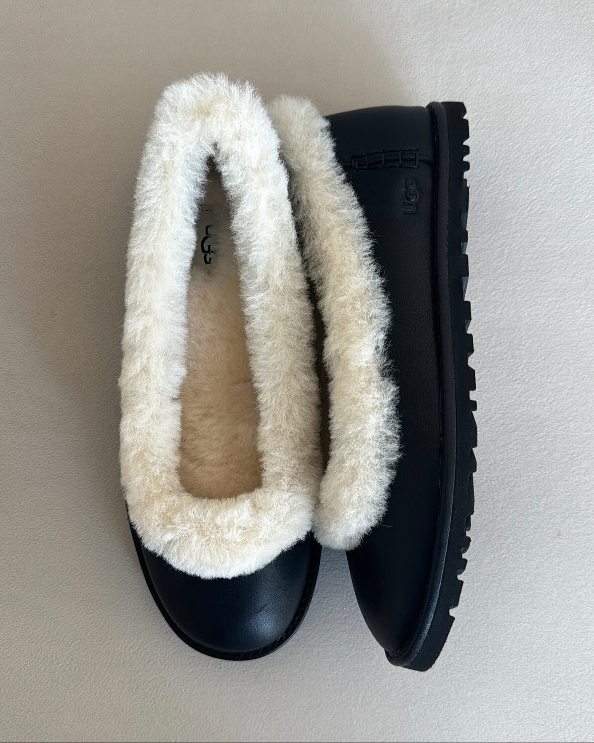 고무신 같은데… 알고 보면 어그?😮
슬림한 실루엣, 안쪽엔 포근한 퍼🤍🩰올 겨울 신발은 바로 조라

최근 스니커즈와 발레 슈즈를 합친 스니커리나, 부츠와 스니커즈가 합쳐서 탄생된 복싱 부츠에 이어, 어그에서 조라라는 신발이 등장했는데요. 발레리나 슈즈의 슬림한 실루엣에 어그 특유의 퍼 안감과 두툼한 아웃솔을 더한 디자인이 특징입니다.

조라는 미니멀한 디자인으로 캐주얼부터 모던룩까지 활용도가 높고, 가벼워 보이는 외형과 달리 보온성과 착화감 모두를 만족시키죠. 발레 코어 감성과 어그의 포근함을 담아낸 조라는, 올겨울 트렌디하면서도 실용적인 슈즈로 주목받고 있습니다. 이미지4