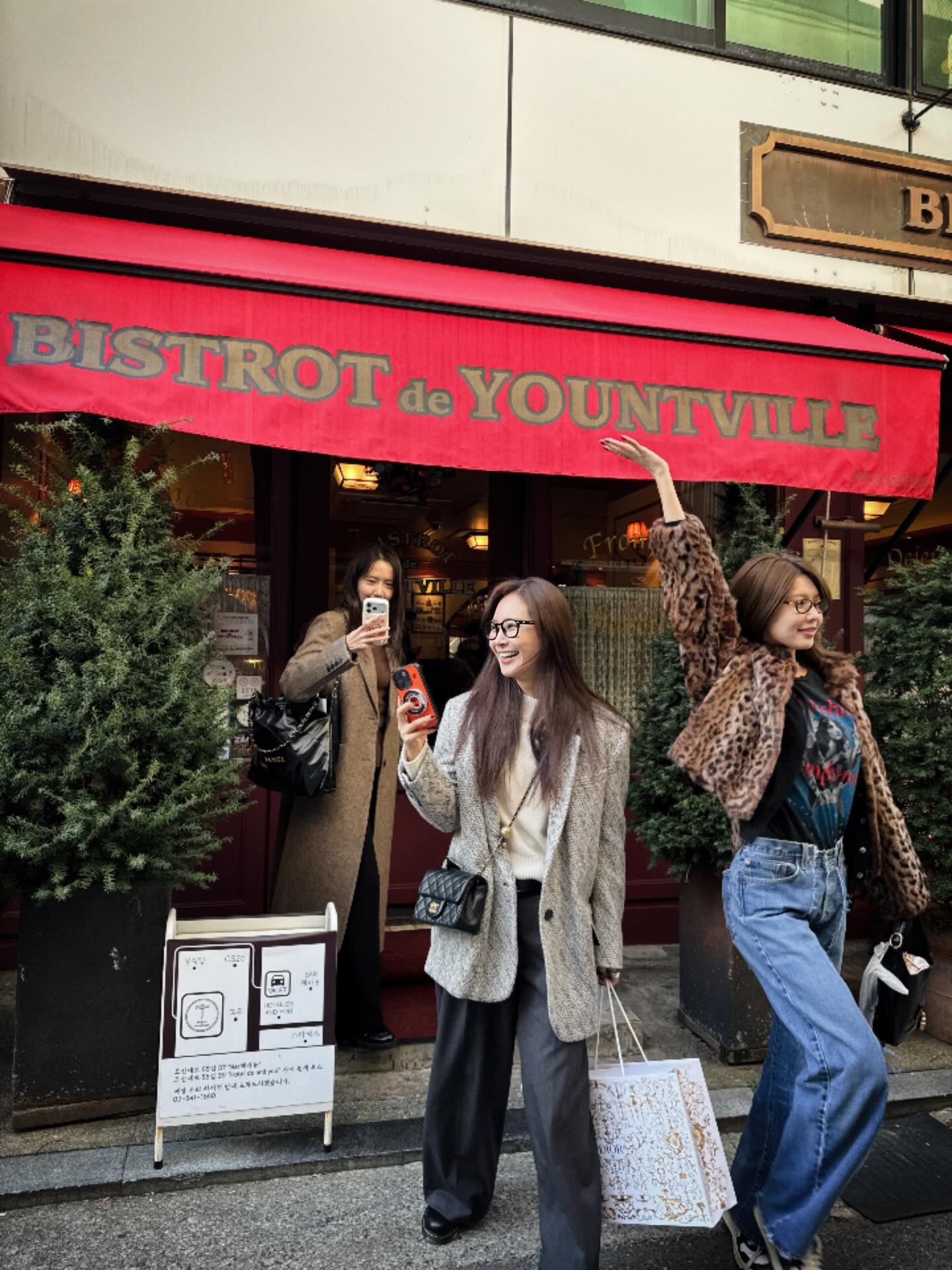 소녀시대가 든 샤넬백은 뭘까?👀
연말룩에 고급스러움을 더해줄 샤넬 백👝☃️같이 살펴보자
소녀시대가 든 아이코닉한 샤벨 백 2가지 소개합니다.
1. 22 핸드백, 900만 원대
윤아가 착용한 가방은 자연스럽게 흐르는 소프트한 실루엣에 드로우 스트링 방식의 오픈 클로징과 메탈 CHANEL 로고가 포인트인 가방이죠. 맥시한 롱 코트와 브라운 니트를 매치해 모던하면서도 내추럴한 꾸안꾸 룩을 완성했습니다.
2. 클래식 라지 플랩 백, 1000만 원대
유리가 든 가방은 인터로킹 CC 로고와 골드 체인이 포인트로 그레인드 카프스킨에 다이아몬드 퀼팅이 더해져, 고급스러운 입체감이 돋보이는 아이템이죠. 블레이저 울 코트와 슬랙스와 매치해 포멀하면서도 세련된 무드를 연출했습니다. 이미지6