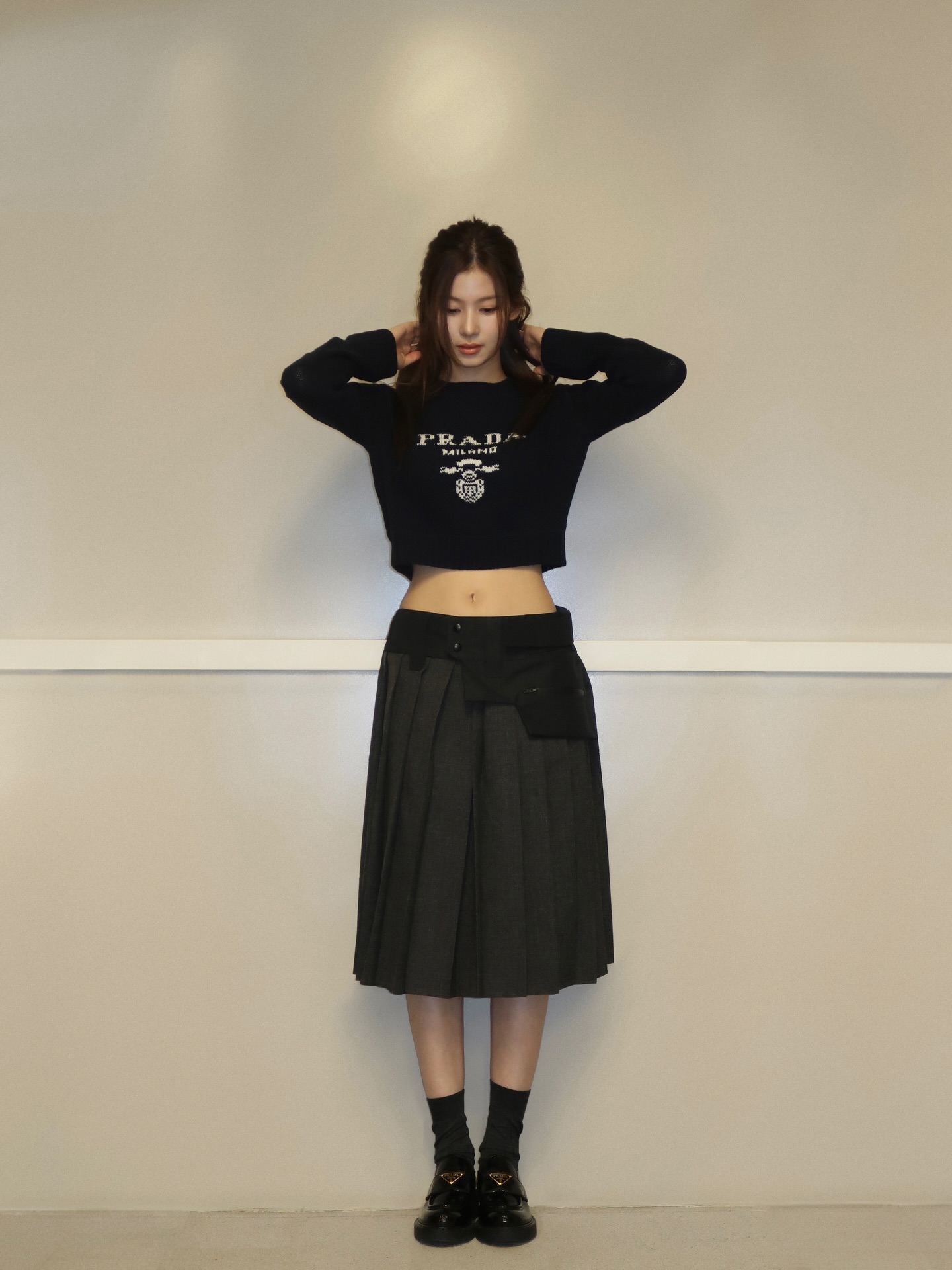 겨울 니트는 이걸로 정리해🤍
보다 보면 이미 장바구니에 담고 있을 걸?🛒🩶

겨울에 입기 좋은 니트 2가지, 지금 바로 소개해드릴게요.

1. 프라다 로고 크루넥 니트, 200만 원대
클래식한 로고 인타르시아가 돋보이는 크루넥 니트입니다. 크롭한 실루엣과 단정한 핏으로 세련된 무드를 더해주는데요. 사나는 플리츠 스커트와 로퍼를 매치해 모던한 데일리룩을 완성했습니다.

2. 미우미우 V넥 니트, 100만 원대
울과 캐시미어 혼방의 리브드 니트입니다. 오버사이즈 실루엣과 V넥 디자인으로 세련된 실루엣을 완성해주는데요. 장원영은 퍼 머플러와 블랙 토트백을 매치해 연말 데일리룩을 완성했습니다. 이미지1