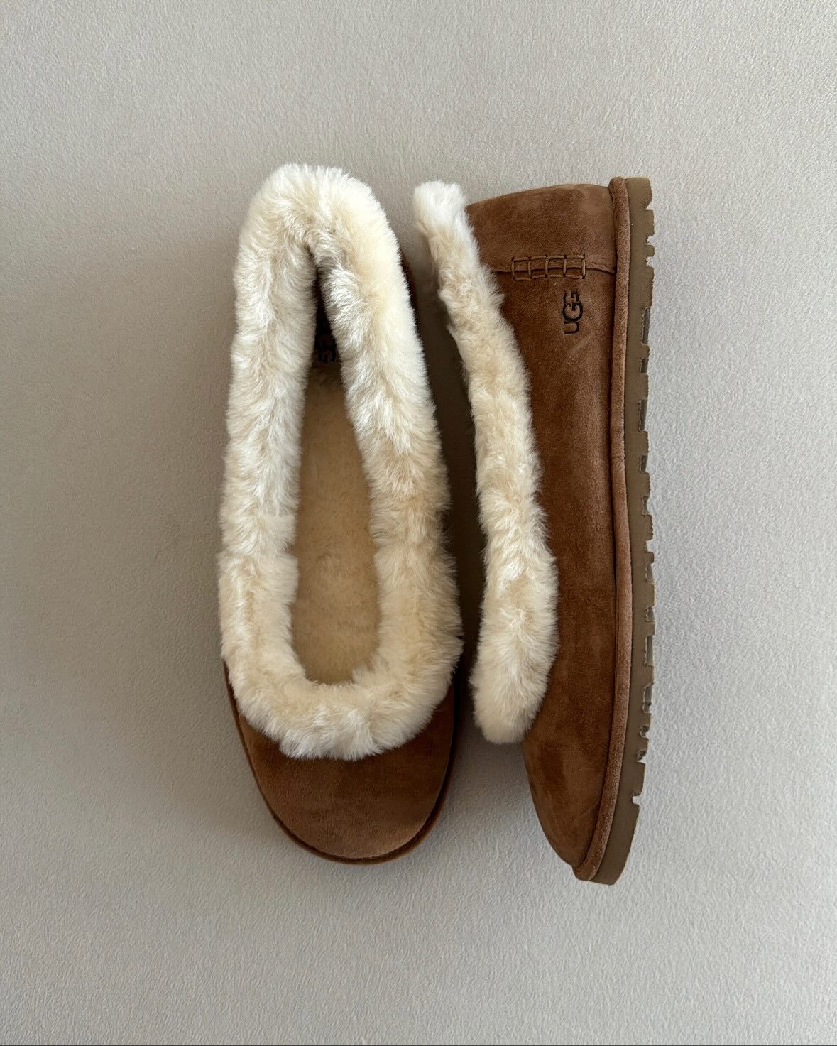 고무신 같은데… 알고 보면 어그?😮
슬림한 실루엣, 안쪽엔 포근한 퍼🤍🩰올 겨울 신발은 바로 조라

최근 스니커즈와 발레 슈즈를 합친 스니커리나, 부츠와 스니커즈가 합쳐서 탄생된 복싱 부츠에 이어, 어그에서 조라라는 신발이 등장했는데요. 발레리나 슈즈의 슬림한 실루엣에 어그 특유의 퍼 안감과 두툼한 아웃솔을 더한 디자인이 특징입니다.

조라는 미니멀한 디자인으로 캐주얼부터 모던룩까지 활용도가 높고, 가벼워 보이는 외형과 달리 보온성과 착화감 모두를 만족시키죠. 발레 코어 감성과 어그의 포근함을 담아낸 조라는, 올겨울 트렌디하면서도 실용적인 슈즈로 주목받고 있습니다. 이미지1