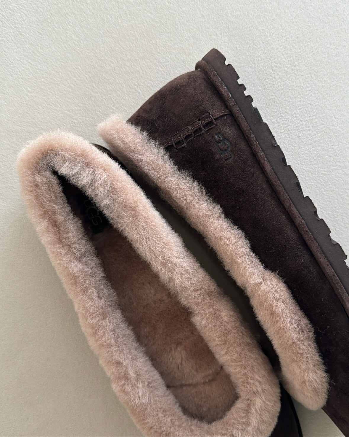 고무신 같은데… 알고 보면 어그?😮
슬림한 실루엣, 안쪽엔 포근한 퍼🤍🩰올 겨울 신발은 바로 조라

최근 스니커즈와 발레 슈즈를 합친 스니커리나, 부츠와 스니커즈가 합쳐서 탄생된 복싱 부츠에 이어, 어그에서 조라라는 신발이 등장했는데요. 발레리나 슈즈의 슬림한 실루엣에 어그 특유의 퍼 안감과 두툼한 아웃솔을 더한 디자인이 특징입니다.

조라는 미니멀한 디자인으로 캐주얼부터 모던룩까지 활용도가 높고, 가벼워 보이는 외형과 달리 보온성과 착화감 모두를 만족시키죠. 발레 코어 감성과 어그의 포근함을 담아낸 조라는, 올겨울 트렌디하면서도 실용적인 슈즈로 주목받고 있습니다. 이미지7