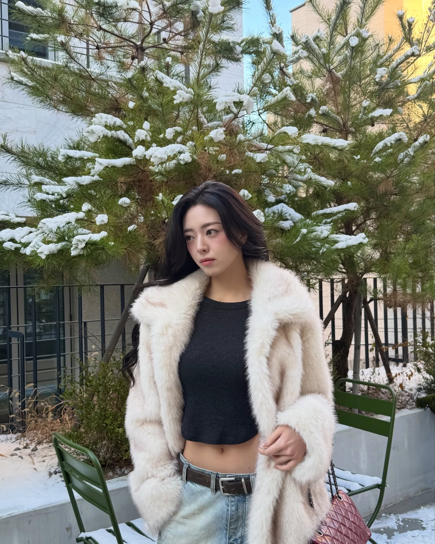 겨울엔 역시 아우터가 코디의 절반🪄
등까지 따뜻하게 감싸주는 퍼 자켓으로 보송보송하게 마무리🤍🩶 이미지4