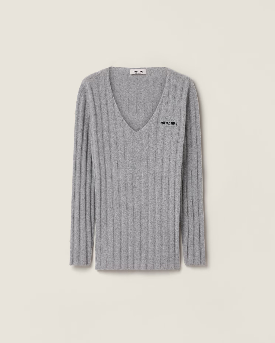 겨울 니트는 이걸로 정리해🤍
보다 보면 이미 장바구니에 담고 있을 걸?🛒🩶

겨울에 입기 좋은 니트 2가지, 지금 바로 소개해드릴게요.

1. 프라다 로고 크루넥 니트, 200만 원대
클래식한 로고 인타르시아가 돋보이는 크루넥 니트입니다. 크롭한 실루엣과 단정한 핏으로 세련된 무드를 더해주는데요. 사나는 플리츠 스커트와 로퍼를 매치해 모던한 데일리룩을 완성했습니다.

2. 미우미우 V넥 니트, 100만 원대
울과 캐시미어 혼방의 리브드 니트입니다. 오버사이즈 실루엣과 V넥 디자인으로 세련된 실루엣을 완성해주는데요. 장원영은 퍼 머플러와 블랙 토트백을 매치해 연말 데일리룩을 완성했습니다. 이미지8