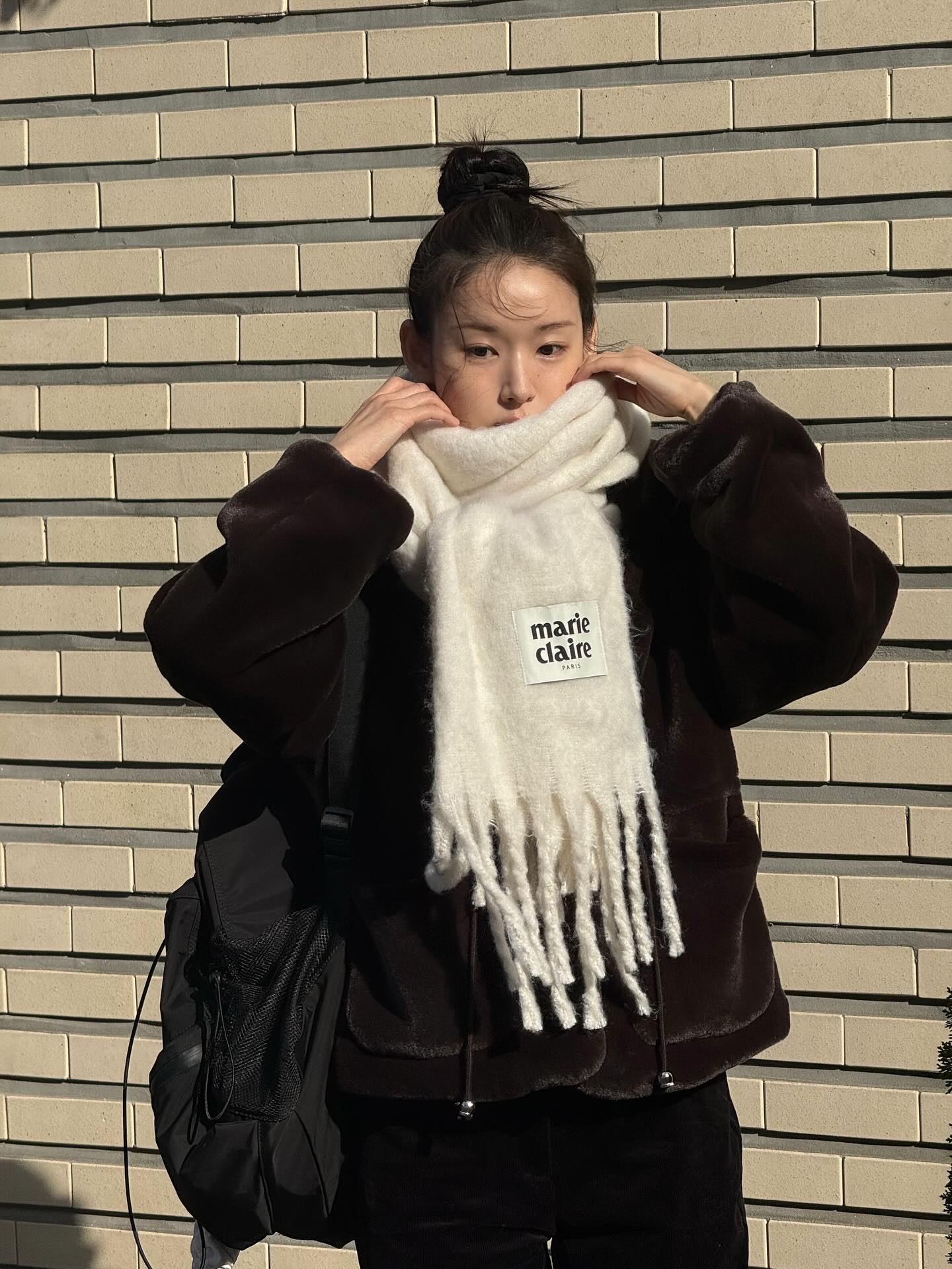 오늘 분위기는 똥머리가 완성해🖤
얼굴선 예쁘게 드러나는 헤어로 분위기까지 완성✨ 이미지6