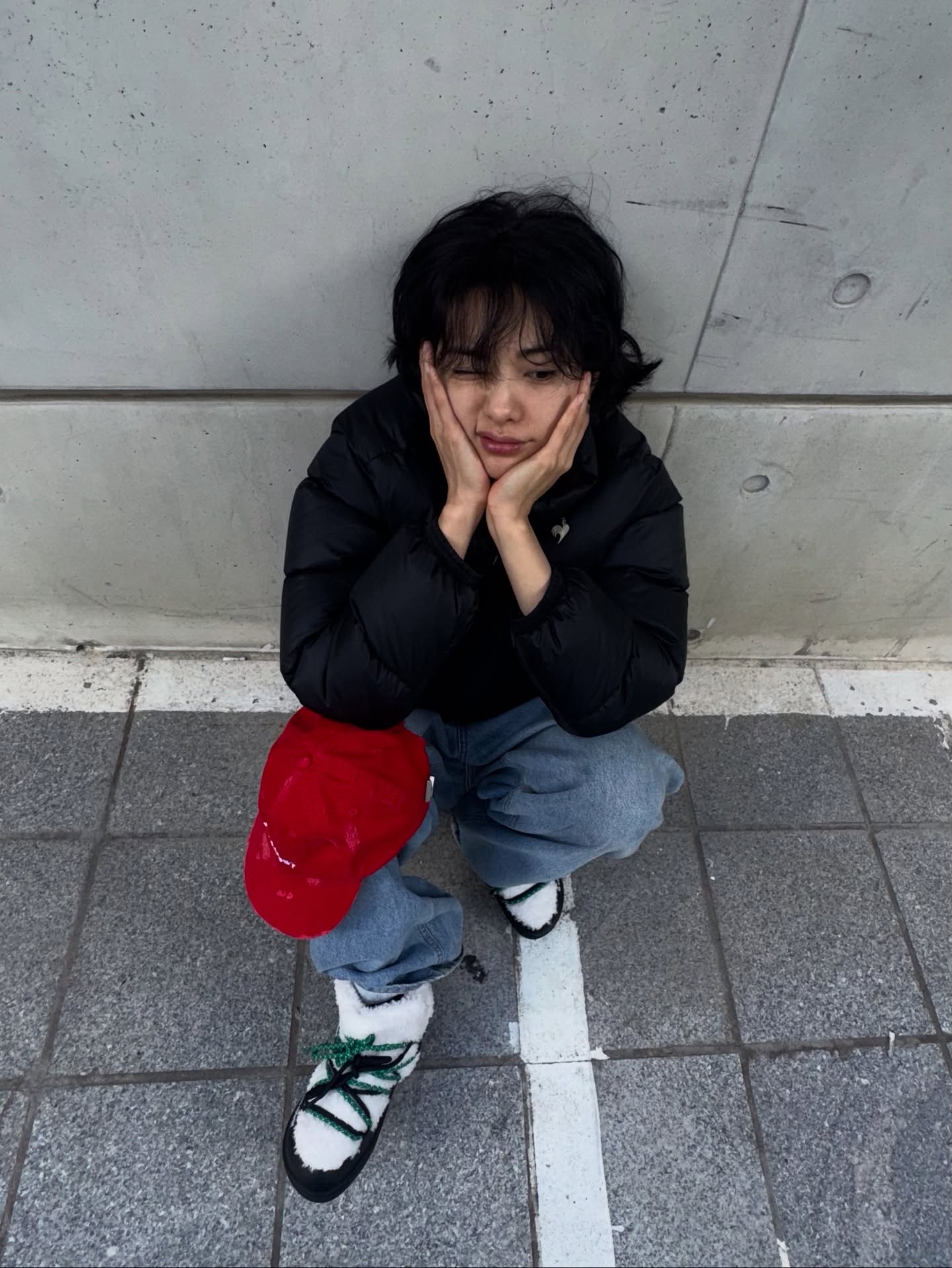 한 번 사면 오래 입는 숏패딩❄️
가볍고 실용적인 숏패딩한 벌이면 충분해🩶🖤얼른 겟 하자

오래 입기 좋은 기능성 숏패딩 2가지를 모았습니다.

1. 르꼬끄 르에어로 퍼텍스 구스 크롭 다운자켓, 35만 원대
나나가 입은 숏 패딩은 가벼운 경량 기능성 소재인 퍼텍스 퀀덤 소재를 활용한 하이넥과 크롭 실루엣으로 심플한 브랜드 로고와 지퍼에 트리 컬러가 포인트죠. 데님 팬츠와 패딩 부츠를 매치하면 차분하고 내추럴한 꾸안꾸 무드를 연출할 수 있습니다.

2. 캐나다 구스 싸이프레스 크롭 푸퍼, 100만 원대
김수미가 착용한 숏 패딩은 스톱 나일론 소재와 거위털의 다운으로 가볍고 따뜻하며, 크롭 하이힙 기장에 여유로운 실루엣으로 패치 로고와 오목한 소맷단이 포인트죠. 코듀로이 팬츠와 매치하면 포근하고 캐주얼한 룩을 완성할 수 있습니다. 이미지3