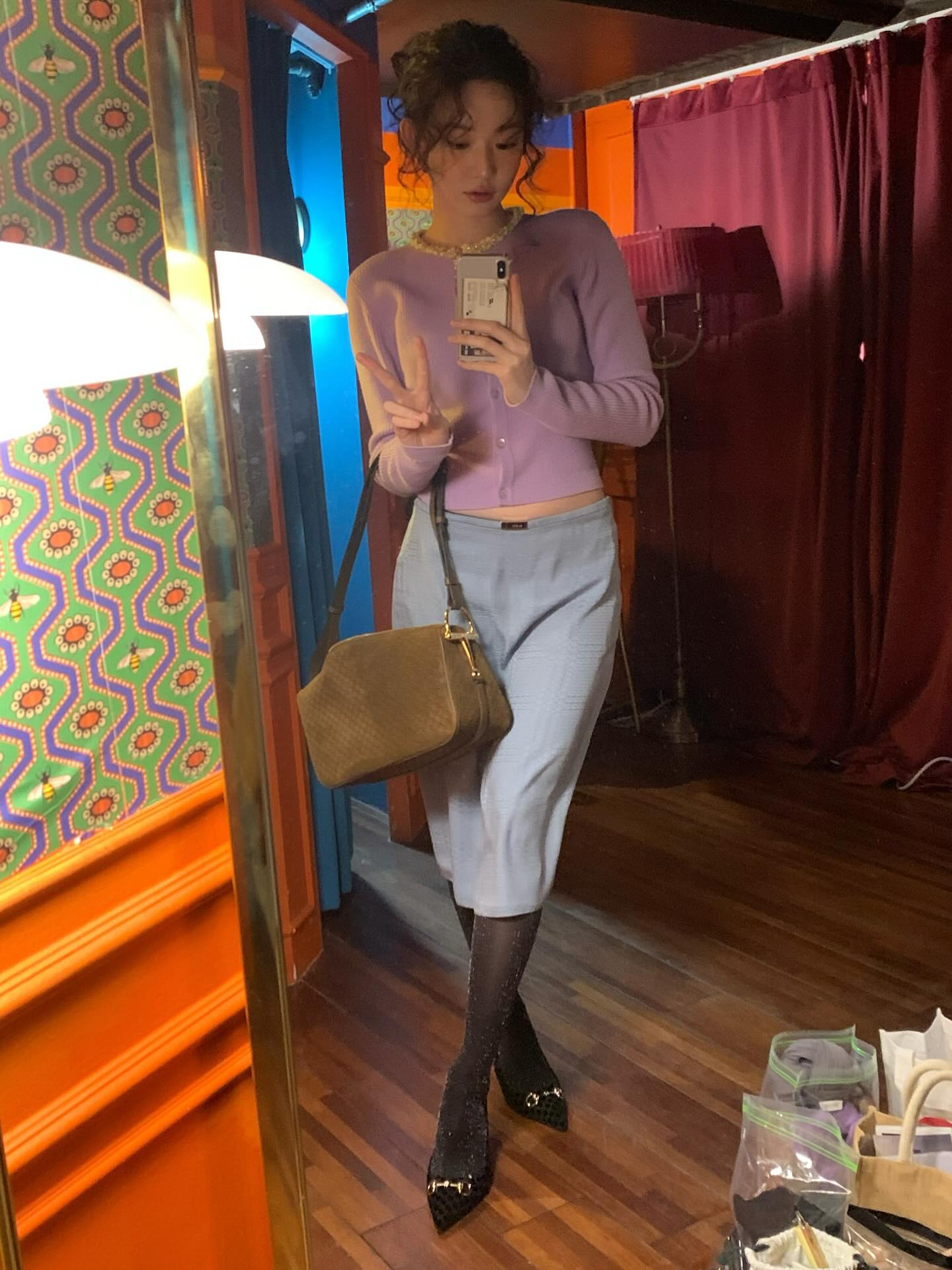 차분하고 포근한 가디건💟
여리여리함 가득한 겨울 가디건 2가지🌱✨

아우터 안에 입기 좋은 가디건, 지금 바로 소개해드릴게요.

1. 구찌 리브 펠티드 울 가디건, 200만 원대
플로럴 크리스털 자수가 돋보이는 리브드 울 가디건입니다. 크롭한 기장과 슬림한 실루엣이 더해져 여성스러운 무드를 완성해주는데요. 최윤지는 미디 스커트와 스틸레토 힐을 매치해 우아한 데일리룩을 연출했습니다.

2. 아미 그린 울 아미 드 꾀흐 가디건, 80만 원대
인타르시아 자수와 혼 버튼이 더해진 가디건입니다. 미연은 브라운 숄더백을 매치해 담백하면서도 분위기 있는 데일리룩을 연출했습니다. 이미지5