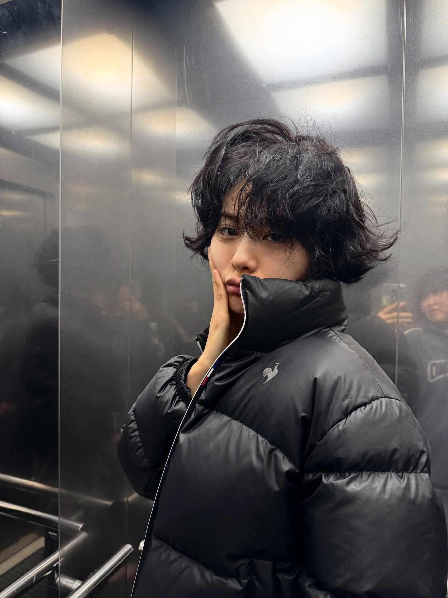 한 번 사면 오래 입는 숏패딩❄️
가볍고 실용적인 숏패딩한 벌이면 충분해🩶🖤얼른 겟 하자

오래 입기 좋은 기능성 숏패딩 2가지를 모았습니다.

1. 르꼬끄 르에어로 퍼텍스 구스 크롭 다운자켓, 35만 원대
나나가 입은 숏 패딩은 가벼운 경량 기능성 소재인 퍼텍스 퀀덤 소재를 활용한 하이넥과 크롭 실루엣으로 심플한 브랜드 로고와 지퍼에 트리 컬러가 포인트죠. 데님 팬츠와 패딩 부츠를 매치하면 차분하고 내추럴한 꾸안꾸 무드를 연출할 수 있습니다.

2. 캐나다 구스 싸이프레스 크롭 푸퍼, 100만 원대
김수미가 착용한 숏 패딩은 스톱 나일론 소재와 거위털의 다운으로 가볍고 따뜻하며, 크롭 하이힙 기장에 여유로운 실루엣으로 패치 로고와 오목한 소맷단이 포인트죠. 코듀로이 팬츠와 매치하면 포근하고 캐주얼한 룩을 완성할 수 있습니다. 이미지1