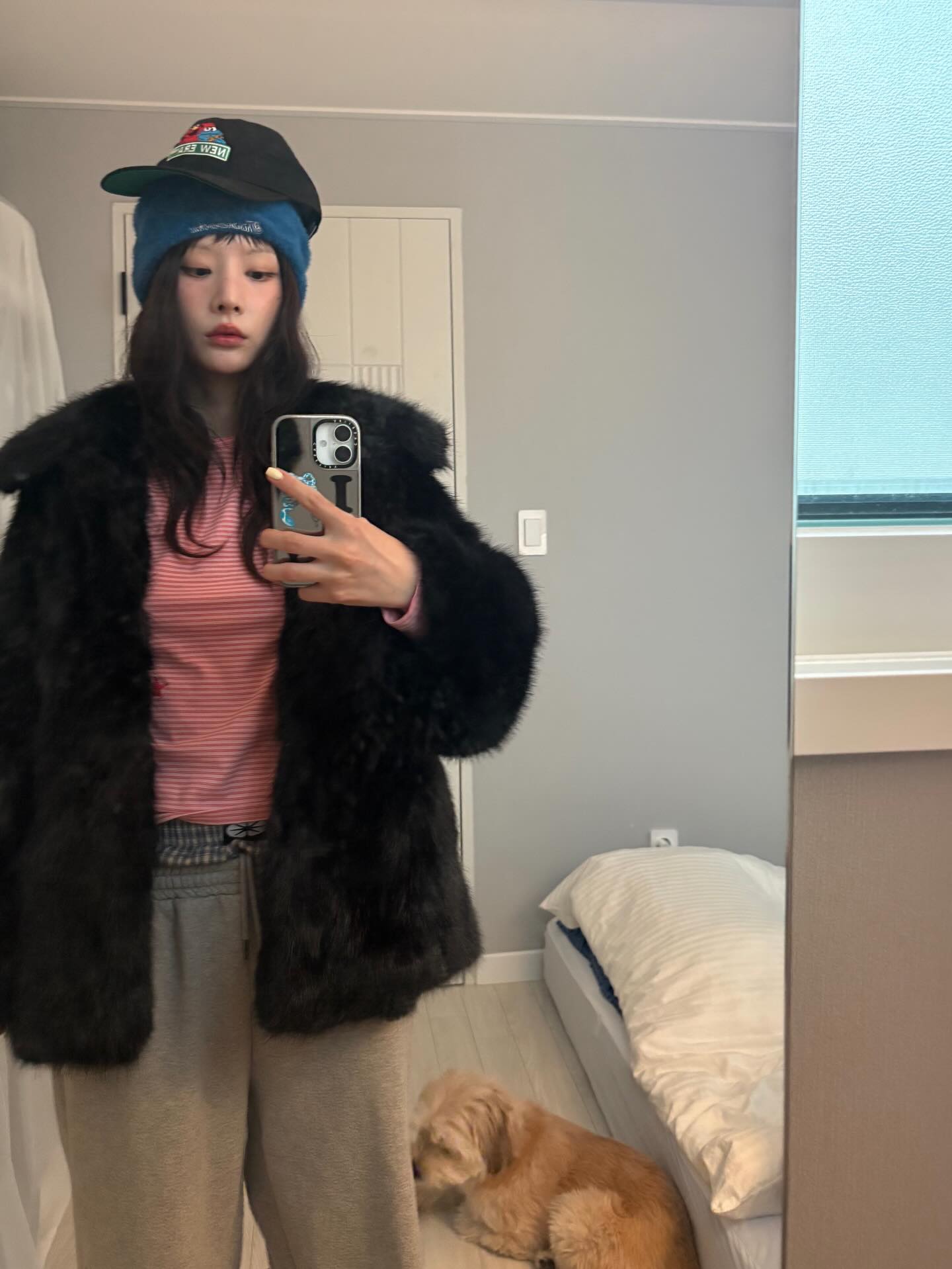 겨울엔 역시 아우터가 코디의 절반🪄
등까지 따뜻하게 감싸주는 퍼 자켓으로 보송보송하게 마무리🤍🩶 이미지5