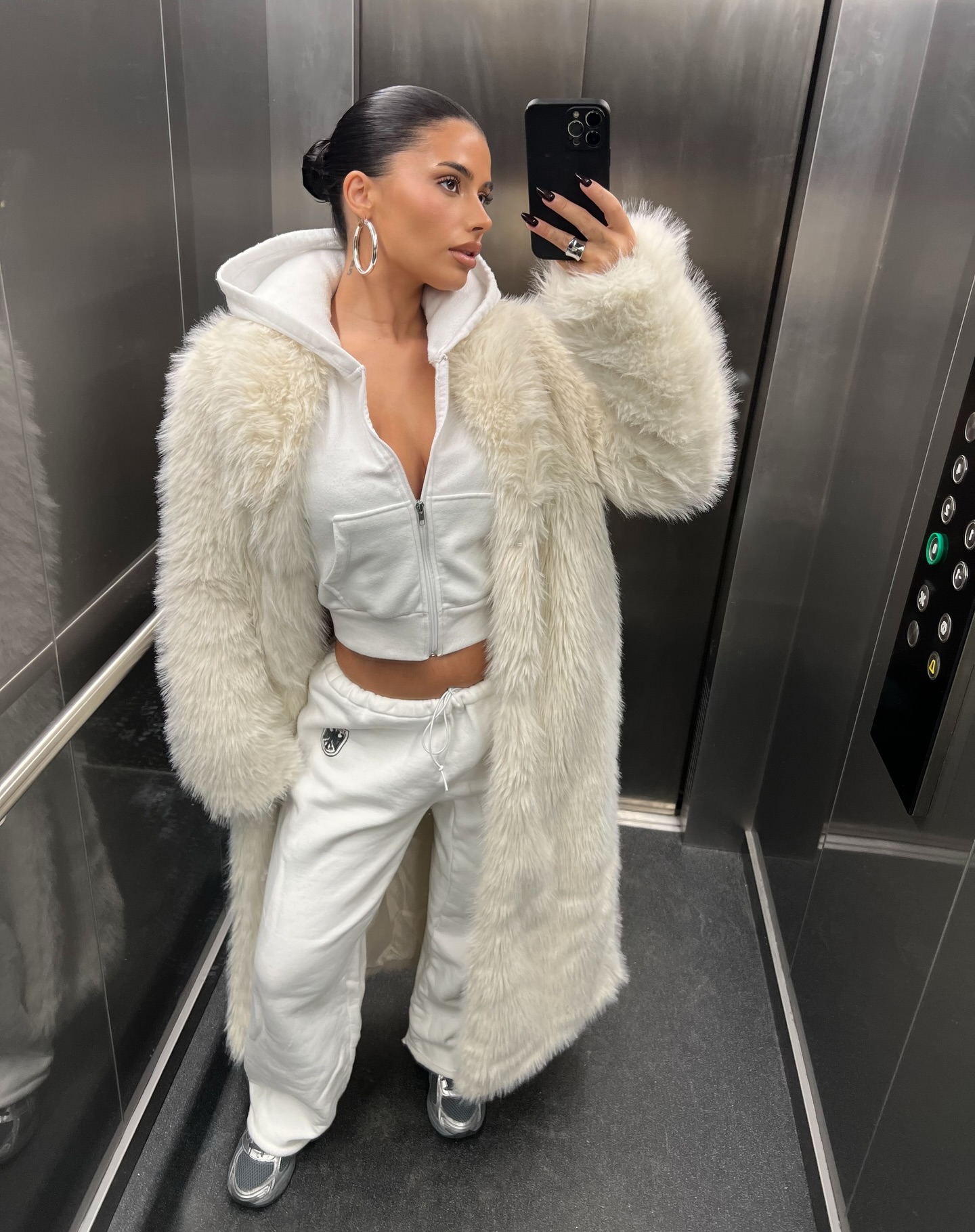 겨울 무드 끝판왕은 퍼 코트🖤
고급스럽고 따뜻한데 세련미까지, 이래서 퍼 코트 입죠?✨ 이미지6