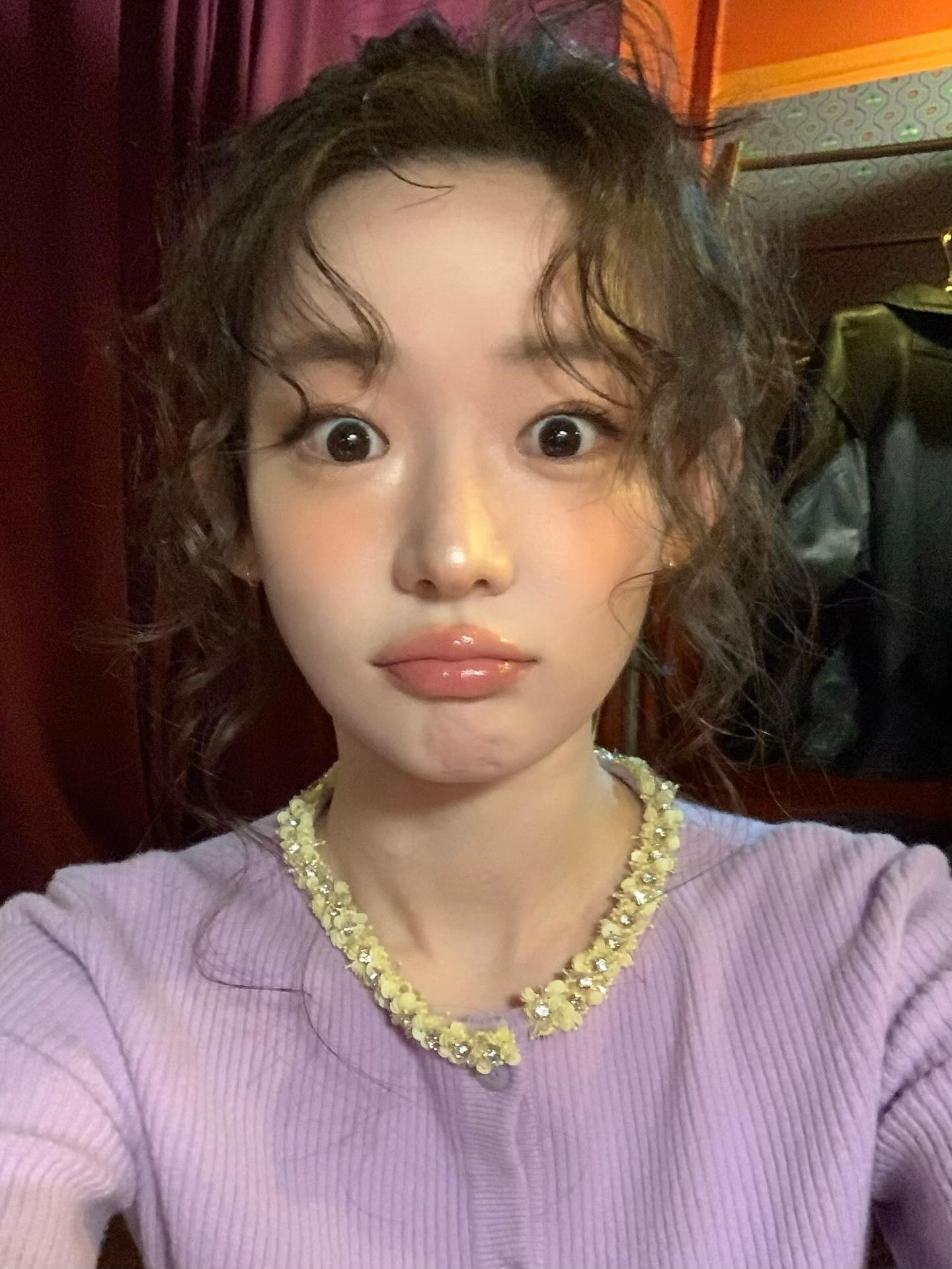 차분하고 포근한 가디건💟
여리여리함 가득한 겨울 가디건 2가지🌱✨

아우터 안에 입기 좋은 가디건, 지금 바로 소개해드릴게요.

1. 구찌 리브 펠티드 울 가디건, 200만 원대
플로럴 크리스털 자수가 돋보이는 리브드 울 가디건입니다. 크롭한 기장과 슬림한 실루엣이 더해져 여성스러운 무드를 완성해주는데요. 최윤지는 미디 스커트와 스틸레토 힐을 매치해 우아한 데일리룩을 연출했습니다.

2. 아미 그린 울 아미 드 꾀흐 가디건, 80만 원대
인타르시아 자수와 혼 버튼이 더해진 가디건입니다. 미연은 브라운 숄더백을 매치해 담백하면서도 분위기 있는 데일리룩을 연출했습니다. 이미지4