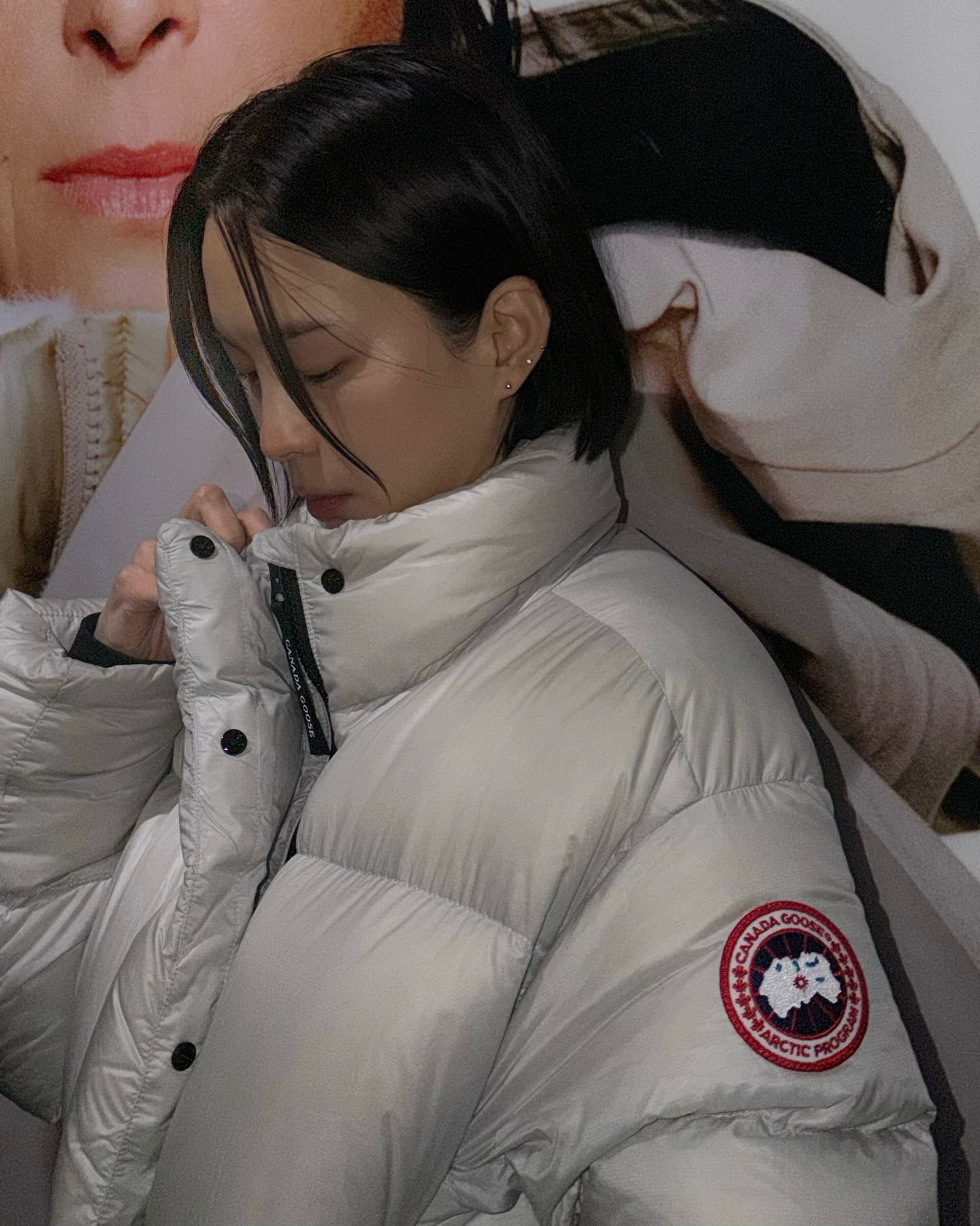 한 번 사면 오래 입는 숏패딩❄️
가볍고 실용적인 숏패딩한 벌이면 충분해🩶🖤얼른 겟 하자

오래 입기 좋은 기능성 숏패딩 2가지를 모았습니다.

1. 르꼬끄 르에어로 퍼텍스 구스 크롭 다운자켓, 35만 원대
나나가 입은 숏 패딩은 가벼운 경량 기능성 소재인 퍼텍스 퀀덤 소재를 활용한 하이넥과 크롭 실루엣으로 심플한 브랜드 로고와 지퍼에 트리 컬러가 포인트죠. 데님 팬츠와 패딩 부츠를 매치하면 차분하고 내추럴한 꾸안꾸 무드를 연출할 수 있습니다.

2. 캐나다 구스 싸이프레스 크롭 푸퍼, 100만 원대
김수미가 착용한 숏 패딩은 스톱 나일론 소재와 거위털의 다운으로 가볍고 따뜻하며, 크롭 하이힙 기장에 여유로운 실루엣으로 패치 로고와 오목한 소맷단이 포인트죠. 코듀로이 팬츠와 매치하면 포근하고 캐주얼한 룩을 완성할 수 있습니다. 이미지5