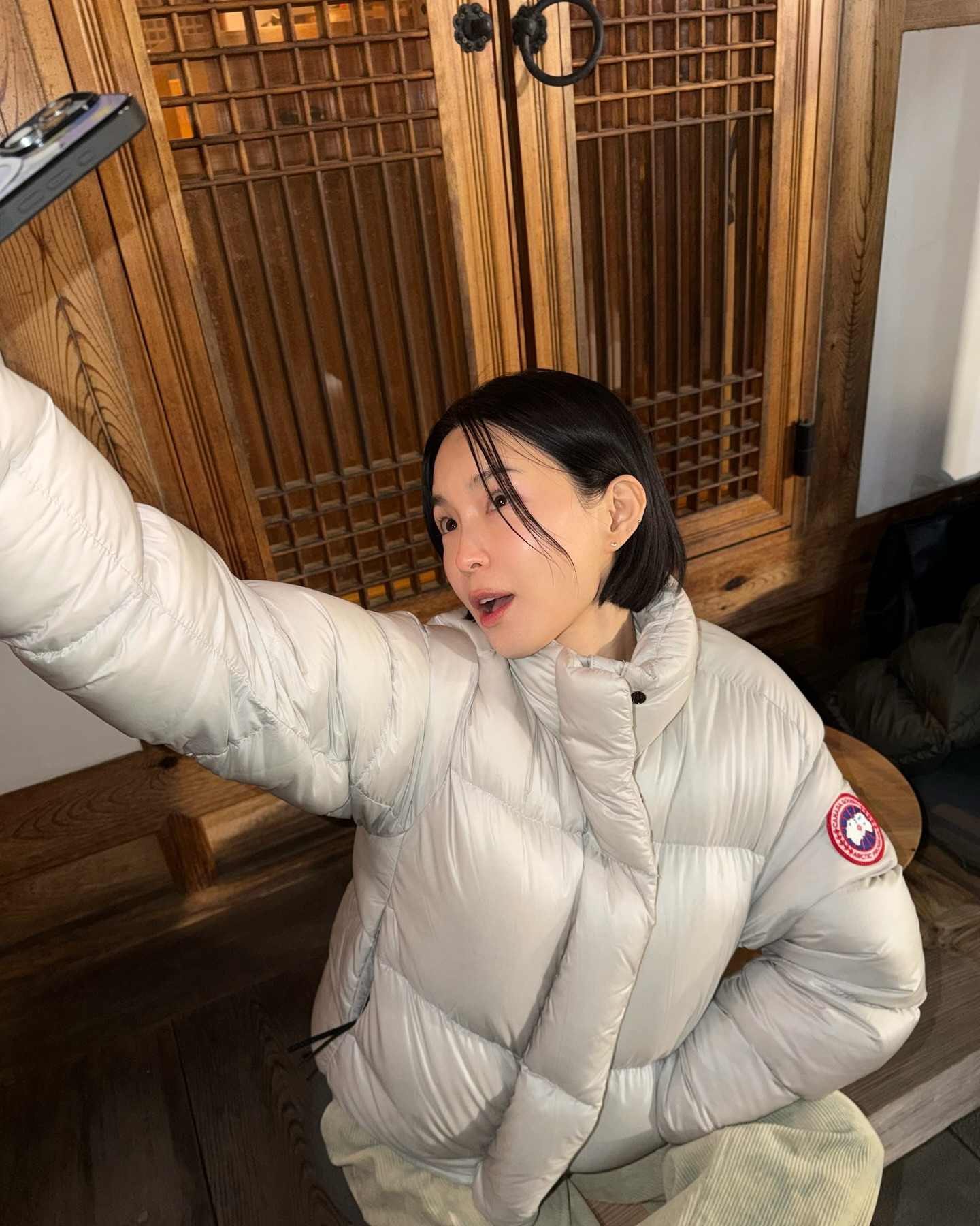 한 번 사면 오래 입는 숏패딩❄️
가볍고 실용적인 숏패딩한 벌이면 충분해🩶🖤얼른 겟 하자

오래 입기 좋은 기능성 숏패딩 2가지를 모았습니다.

1. 르꼬끄 르에어로 퍼텍스 구스 크롭 다운자켓, 35만 원대
나나가 입은 숏 패딩은 가벼운 경량 기능성 소재인 퍼텍스 퀀덤 소재를 활용한 하이넥과 크롭 실루엣으로 심플한 브랜드 로고와 지퍼에 트리 컬러가 포인트죠. 데님 팬츠와 패딩 부츠를 매치하면 차분하고 내추럴한 꾸안꾸 무드를 연출할 수 있습니다.

2. 캐나다 구스 싸이프레스 크롭 푸퍼, 100만 원대
김수미가 착용한 숏 패딩은 스톱 나일론 소재와 거위털의 다운으로 가볍고 따뜻하며, 크롭 하이힙 기장에 여유로운 실루엣으로 패치 로고와 오목한 소맷단이 포인트죠. 코듀로이 팬츠와 매치하면 포근하고 캐주얼한 룩을 완성할 수 있습니다. 이미지6