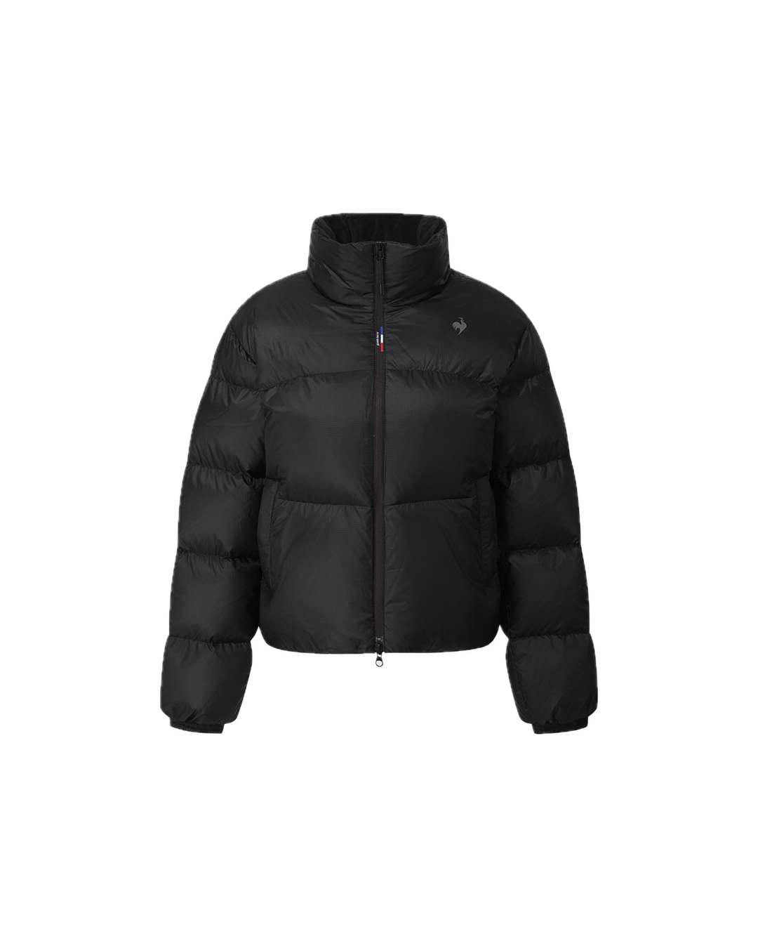 한 번 사면 오래 입는 숏패딩❄️
가볍고 실용적인 숏패딩한 벌이면 충분해🩶🖤얼른 겟 하자

오래 입기 좋은 기능성 숏패딩 2가지를 모았습니다.

1. 르꼬끄 르에어로 퍼텍스 구스 크롭 다운자켓, 35만 원대
나나가 입은 숏 패딩은 가벼운 경량 기능성 소재인 퍼텍스 퀀덤 소재를 활용한 하이넥과 크롭 실루엣으로 심플한 브랜드 로고와 지퍼에 트리 컬러가 포인트죠. 데님 팬츠와 패딩 부츠를 매치하면 차분하고 내추럴한 꾸안꾸 무드를 연출할 수 있습니다.

2. 캐나다 구스 싸이프레스 크롭 푸퍼, 100만 원대
김수미가 착용한 숏 패딩은 스톱 나일론 소재와 거위털의 다운으로 가볍고 따뜻하며, 크롭 하이힙 기장에 여유로운 실루엣으로 패치 로고와 오목한 소맷단이 포인트죠. 코듀로이 팬츠와 매치하면 포근하고 캐주얼한 룩을 완성할 수 있습니다. 이미지4