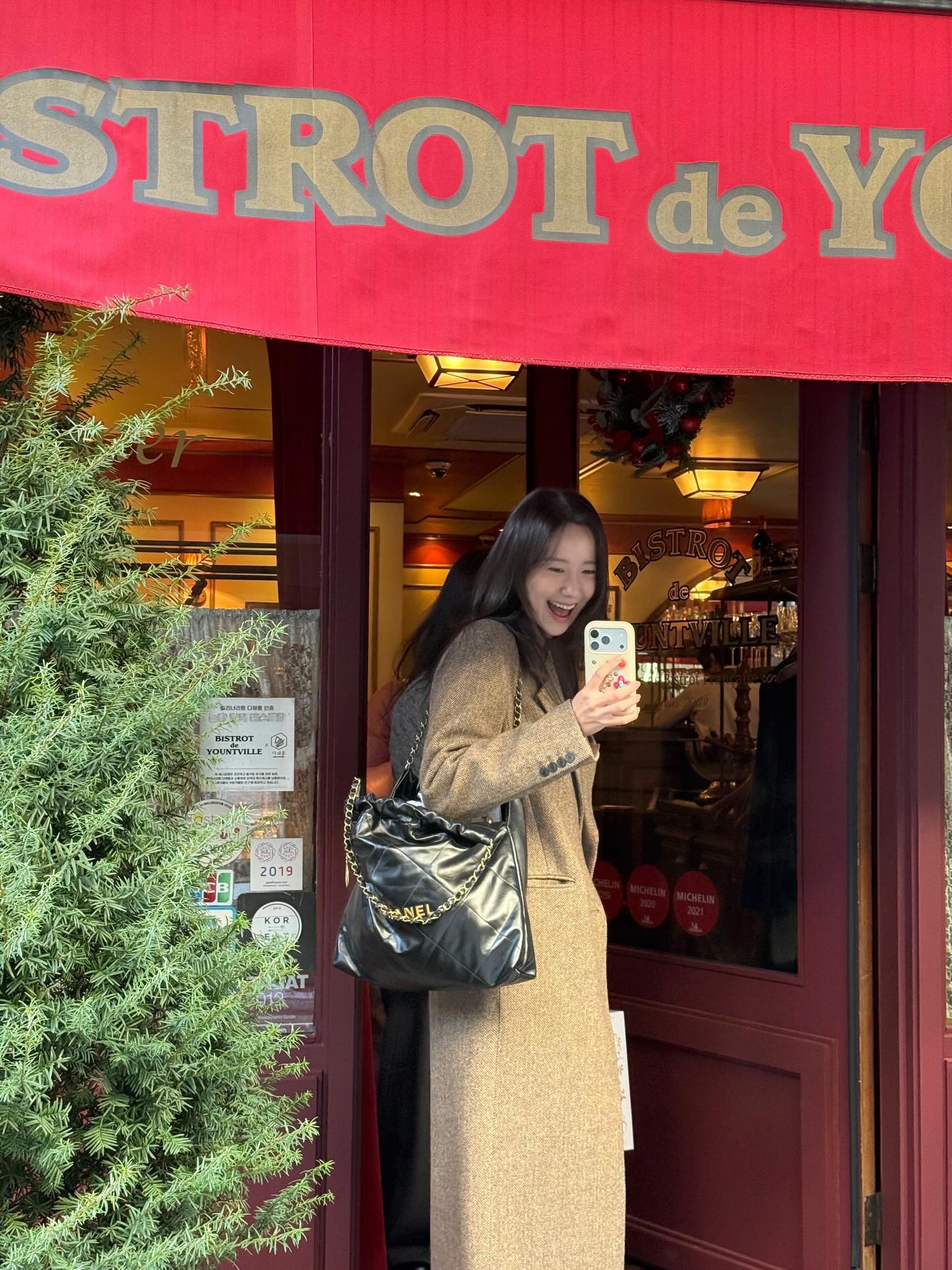 소녀시대가 든 샤넬백은 뭘까?👀
연말룩에 고급스러움을 더해줄 샤넬 백👝☃️같이 살펴보자
소녀시대가 든 아이코닉한 샤벨 백 2가지 소개합니다.
1. 22 핸드백, 900만 원대
윤아가 착용한 가방은 자연스럽게 흐르는 소프트한 실루엣에 드로우 스트링 방식의 오픈 클로징과 메탈 CHANEL 로고가 포인트인 가방이죠. 맥시한 롱 코트와 브라운 니트를 매치해 모던하면서도 내추럴한 꾸안꾸 룩을 완성했습니다.
2. 클래식 라지 플랩 백, 1000만 원대
유리가 든 가방은 인터로킹 CC 로고와 골드 체인이 포인트로 그레인드 카프스킨에 다이아몬드 퀼팅이 더해져, 고급스러운 입체감이 돋보이는 아이템이죠. 블레이저 울 코트와 슬랙스와 매치해 포멀하면서도 세련된 무드를 연출했습니다. 이미지2