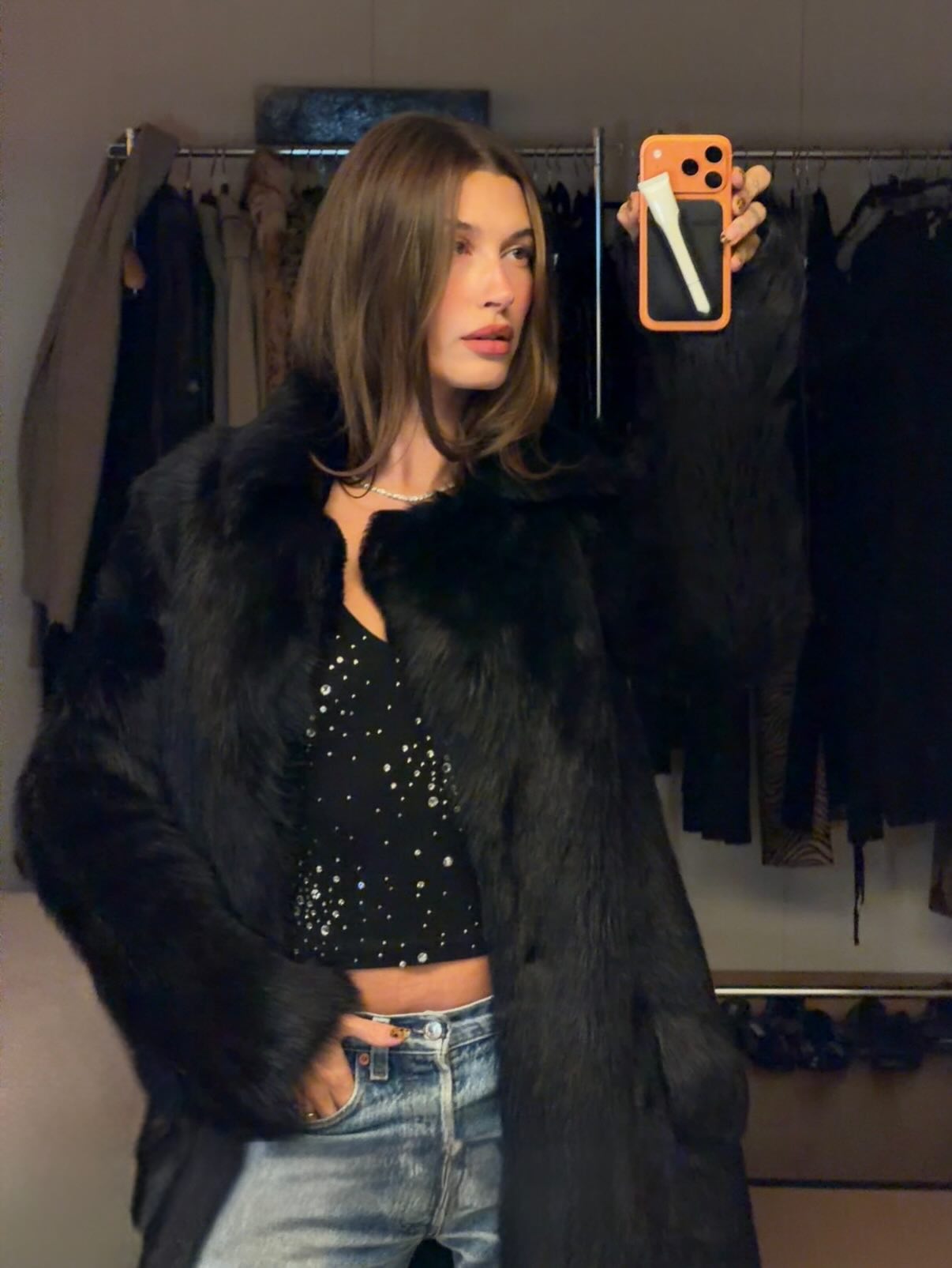 겨울 무드 끝판왕은 퍼 코트🖤
고급스럽고 따뜻한데 세련미까지, 이래서 퍼 코트 입죠?✨ 이미지1