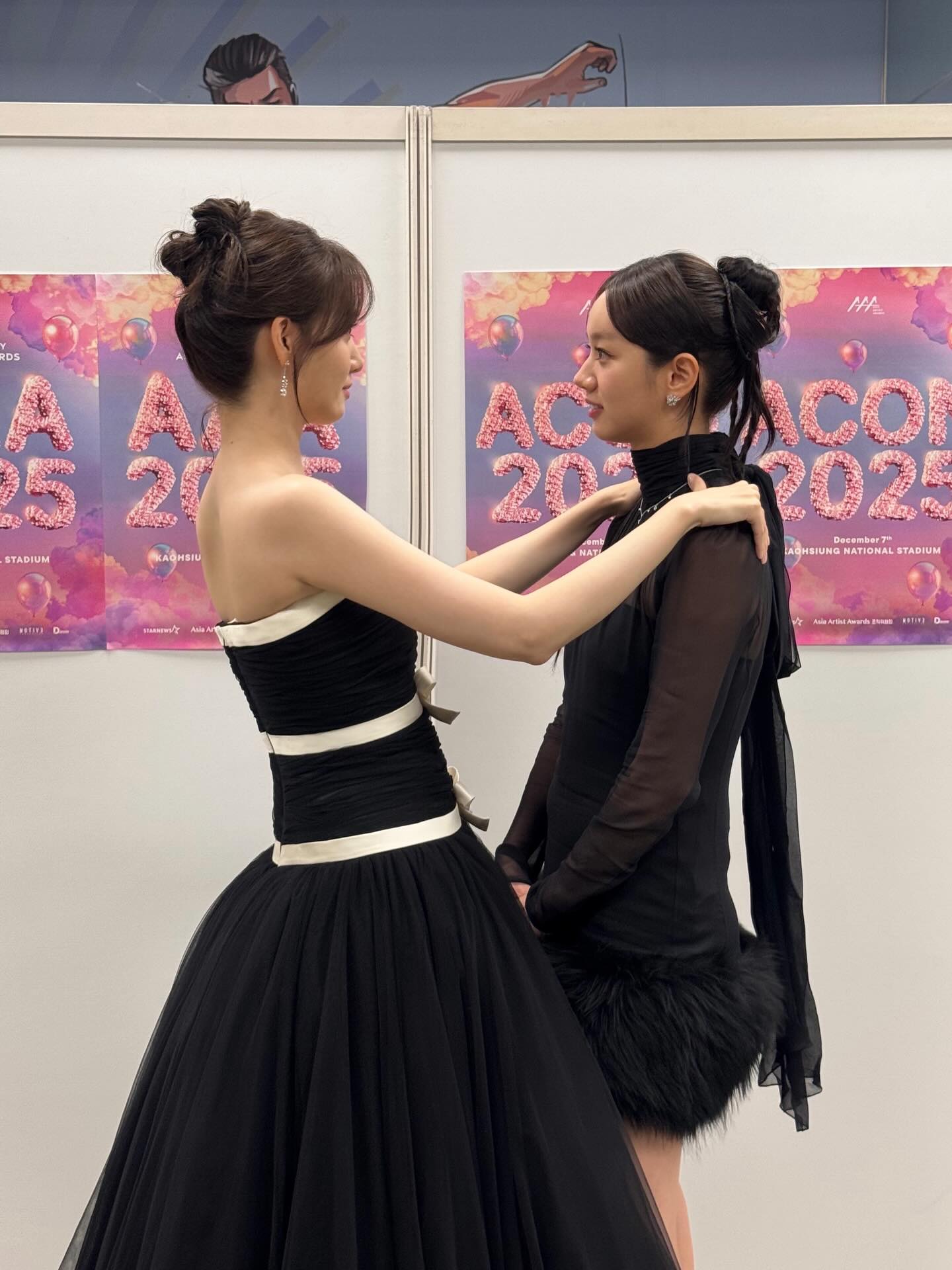 오늘 분위기는 똥머리가 완성해🖤
얼굴선 예쁘게 드러나는 헤어로 분위기까지 완성✨ 이미지1