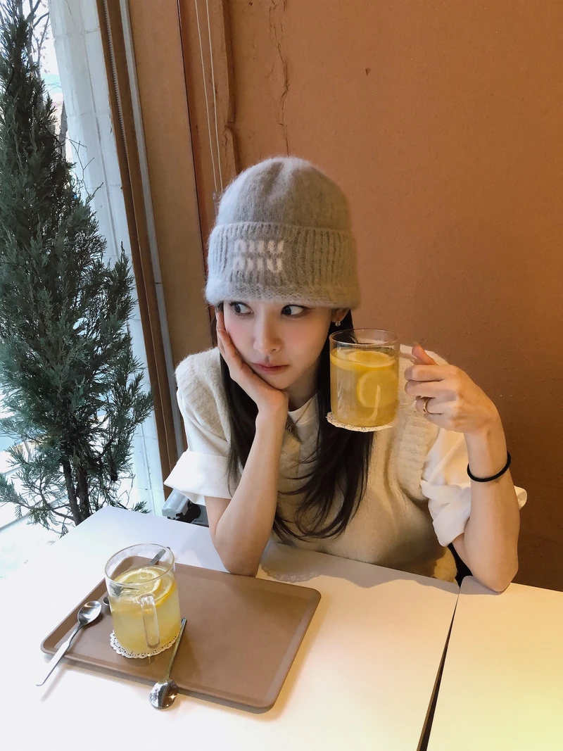겨울엔 비니로 머리까지 따뜻하게🩶
데일리룩에 부담 없이 포인트 주기 좋은 미니멀 비니 2가지🔍🪄
겨울 필수 잡화, 비니 2가지를 소개합니다.
1. 미우미우 모헤어 비니, 60만 원대
이나연이 착용한 비니는 부드러운 모헤어 블렌드 원사를 활용해 가볍고 보온성이 좋으며, 자연스럽게 접어 올린 업 턴업 밑단과 브랜드 인타르시아 로고가 포인트죠. 조거 팬츠와 더플코트에 매치하면 러블리한 꾸안꾸 스타일을 완성할 수 있습니다.
2. 몽벨 이어 워머 캡 클라이마 플러스 200, 1만 원대
이유나가 쓴 비니는 몽벨의 대표 소재인 샤미스 플리스로, 아이보리와 그레이의 투톤 컬러에 귀를 덮는 이어 워머 디자인을 더해 실용성과 미니멀한 무드가 돋보이죠. 퀼팅 롱패딩과 조거 팬츠에 매치하면 내추럴한 캐주얼 겨울룩으로 연출하기 좋습니다. 이미지3