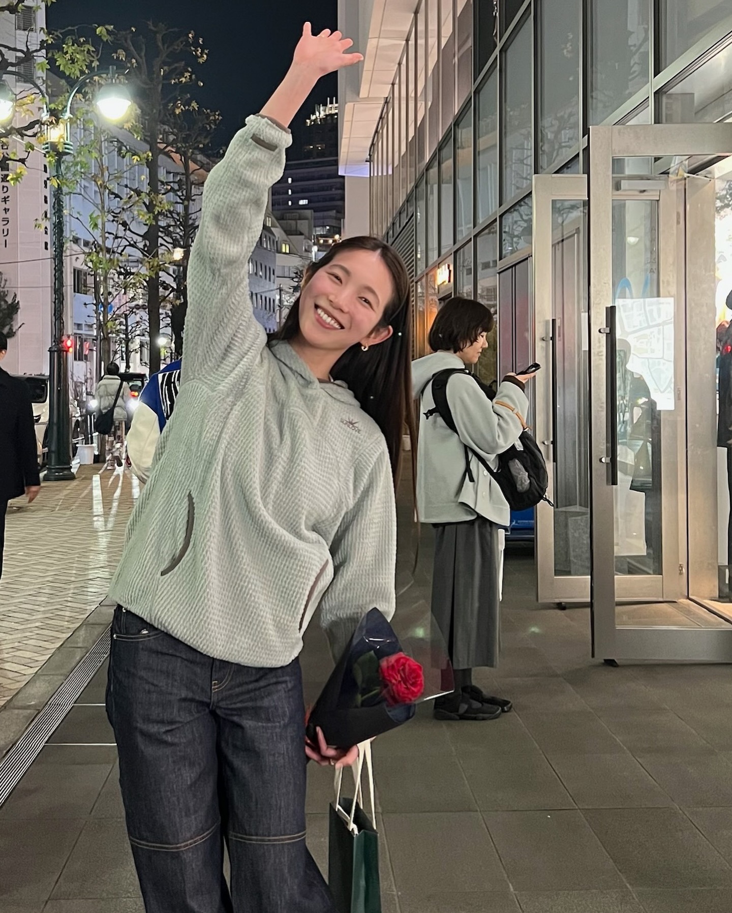 후드티만큼 편안하고 따뜻한 건🙅🏻♀️
아무 생각 없이 꺼내 입게 되는🎶🖤두툼한 후드티만 찾게 돼 이미지3