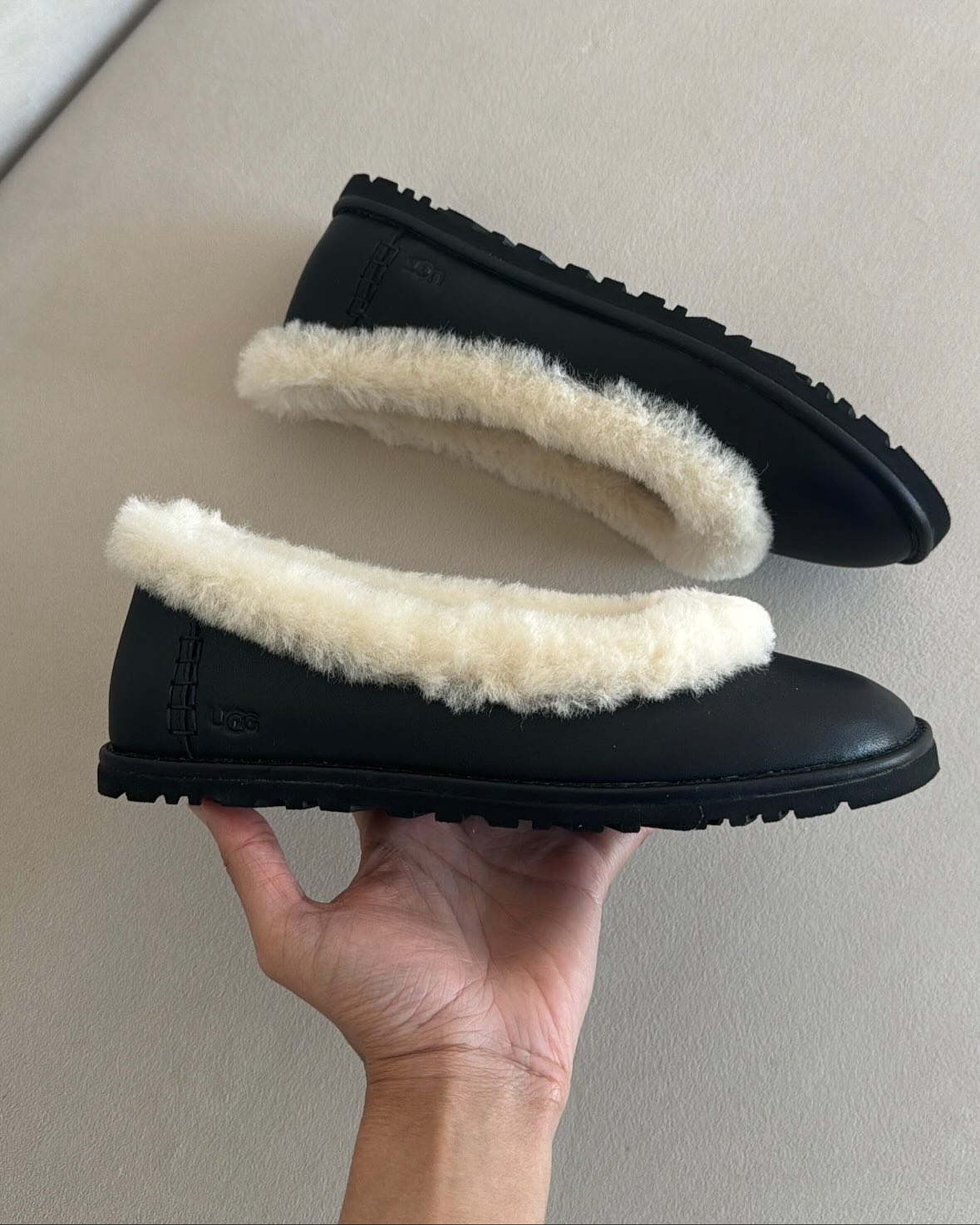 고무신 같은데… 알고 보면 어그?😮
슬림한 실루엣, 안쪽엔 포근한 퍼🤍🩰올 겨울 신발은 바로 조라

최근 스니커즈와 발레 슈즈를 합친 스니커리나, 부츠와 스니커즈가 합쳐서 탄생된 복싱 부츠에 이어, 어그에서 조라라는 신발이 등장했는데요. 발레리나 슈즈의 슬림한 실루엣에 어그 특유의 퍼 안감과 두툼한 아웃솔을 더한 디자인이 특징입니다.

조라는 미니멀한 디자인으로 캐주얼부터 모던룩까지 활용도가 높고, 가벼워 보이는 외형과 달리 보온성과 착화감 모두를 만족시키죠. 발레 코어 감성과 어그의 포근함을 담아낸 조라는, 올겨울 트렌디하면서도 실용적인 슈즈로 주목받고 있습니다. 이미지5