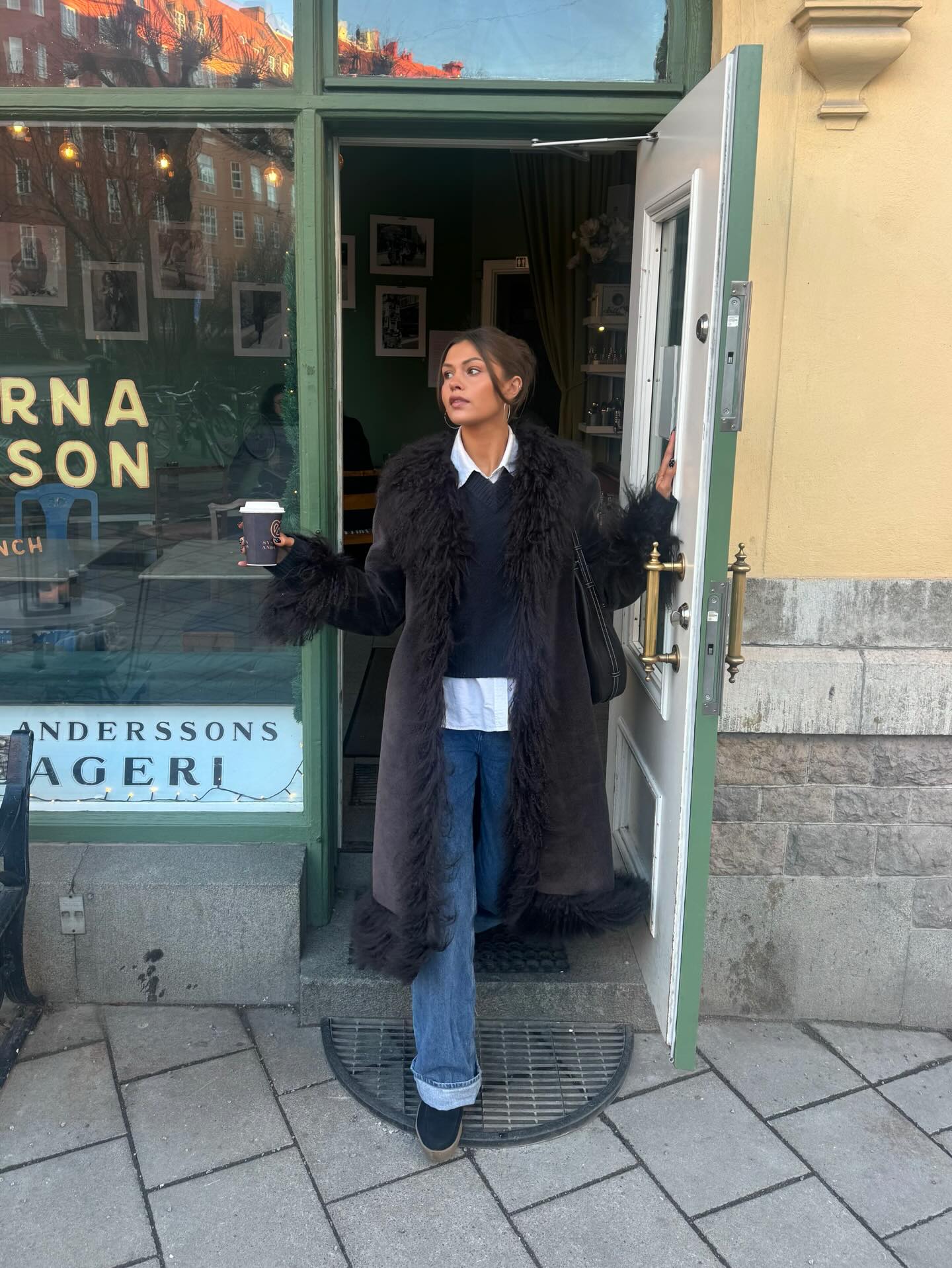 겨울 무드 끝판왕은 퍼 코트🖤
고급스럽고 따뜻한데 세련미까지, 이래서 퍼 코트 입죠?✨ 이미지5