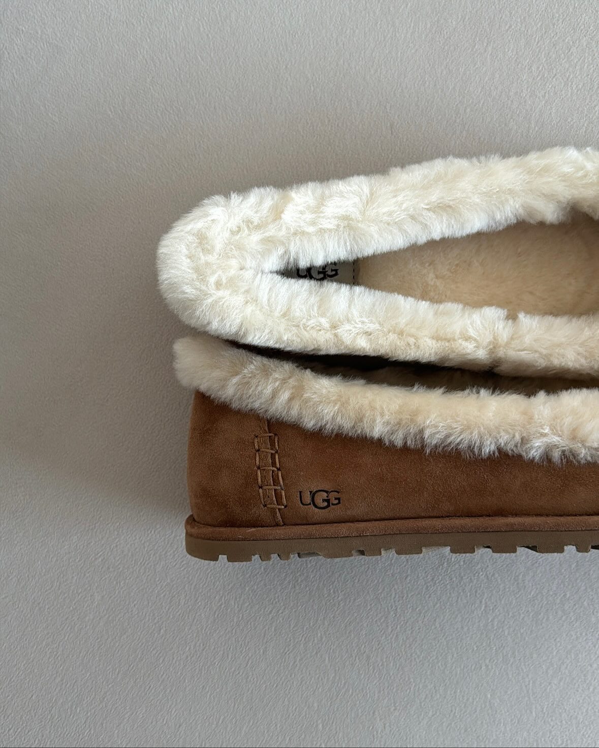 고무신 같은데… 알고 보면 어그?😮
슬림한 실루엣, 안쪽엔 포근한 퍼🤍🩰올 겨울 신발은 바로 조라

최근 스니커즈와 발레 슈즈를 합친 스니커리나, 부츠와 스니커즈가 합쳐서 탄생된 복싱 부츠에 이어, 어그에서 조라라는 신발이 등장했는데요. 발레리나 슈즈의 슬림한 실루엣에 어그 특유의 퍼 안감과 두툼한 아웃솔을 더한 디자인이 특징입니다.

조라는 미니멀한 디자인으로 캐주얼부터 모던룩까지 활용도가 높고, 가벼워 보이는 외형과 달리 보온성과 착화감 모두를 만족시키죠. 발레 코어 감성과 어그의 포근함을 담아낸 조라는, 올겨울 트렌디하면서도 실용적인 슈즈로 주목받고 있습니다. 이미지2