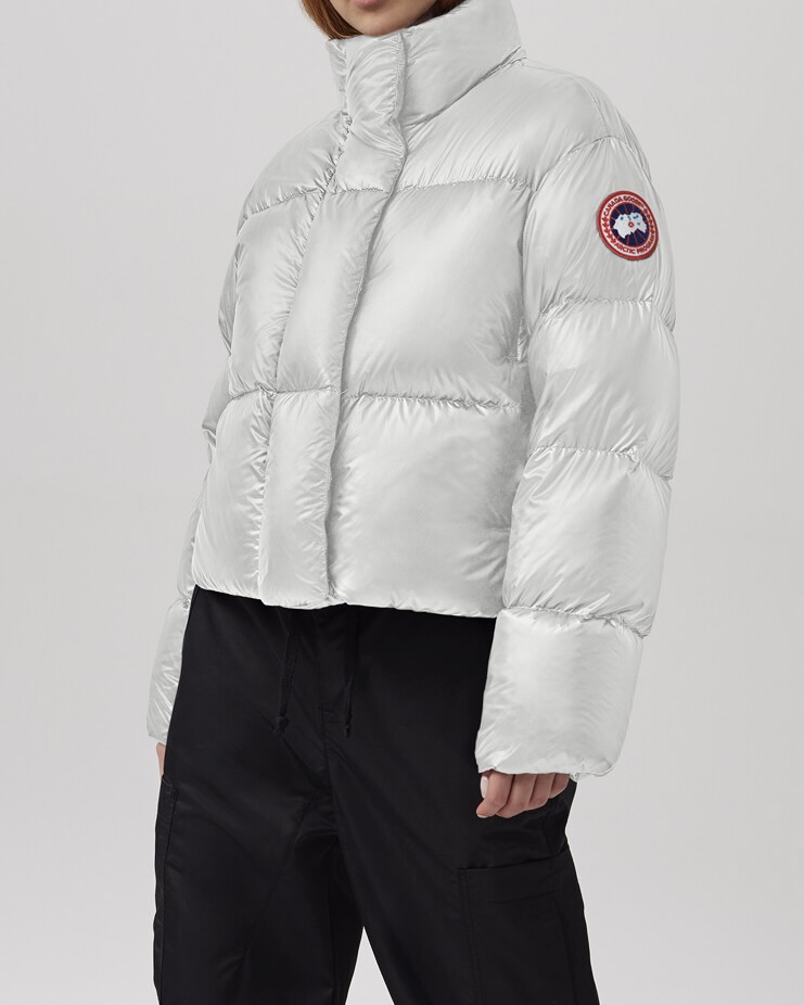 한 번 사면 오래 입는 숏패딩❄️
가볍고 실용적인 숏패딩한 벌이면 충분해🩶🖤얼른 겟 하자

오래 입기 좋은 기능성 숏패딩 2가지를 모았습니다.

1. 르꼬끄 르에어로 퍼텍스 구스 크롭 다운자켓, 35만 원대
나나가 입은 숏 패딩은 가벼운 경량 기능성 소재인 퍼텍스 퀀덤 소재를 활용한 하이넥과 크롭 실루엣으로 심플한 브랜드 로고와 지퍼에 트리 컬러가 포인트죠. 데님 팬츠와 패딩 부츠를 매치하면 차분하고 내추럴한 꾸안꾸 무드를 연출할 수 있습니다.

2. 캐나다 구스 싸이프레스 크롭 푸퍼, 100만 원대
김수미가 착용한 숏 패딩은 스톱 나일론 소재와 거위털의 다운으로 가볍고 따뜻하며, 크롭 하이힙 기장에 여유로운 실루엣으로 패치 로고와 오목한 소맷단이 포인트죠. 코듀로이 팬츠와 매치하면 포근하고 캐주얼한 룩을 완성할 수 있습니다. 이미지7