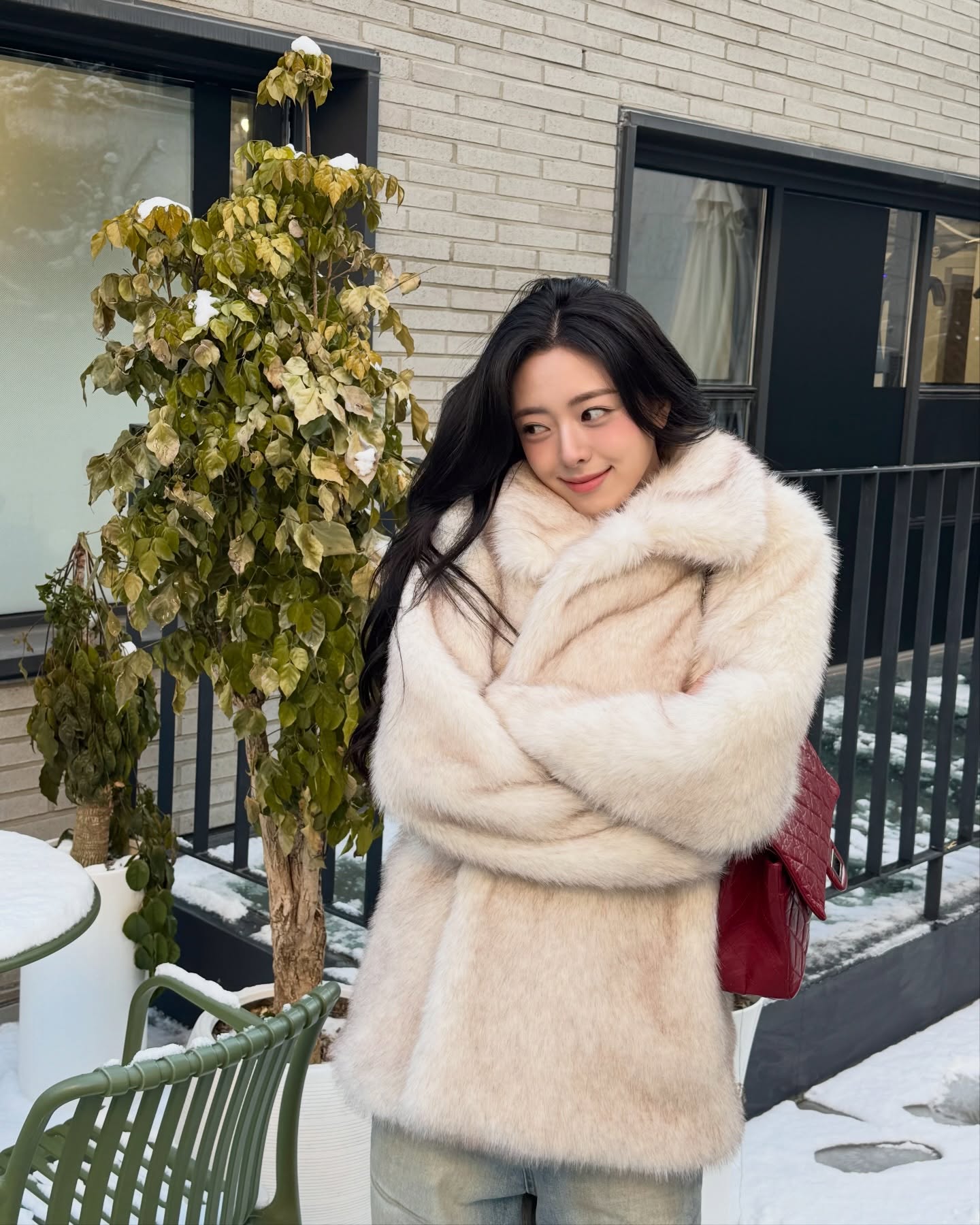 겨울엔 역시 아우터가 코디의 절반🪄
등까지 따뜻하게 감싸주는 퍼 자켓으로 보송보송하게 마무리🤍🩶 이미지3