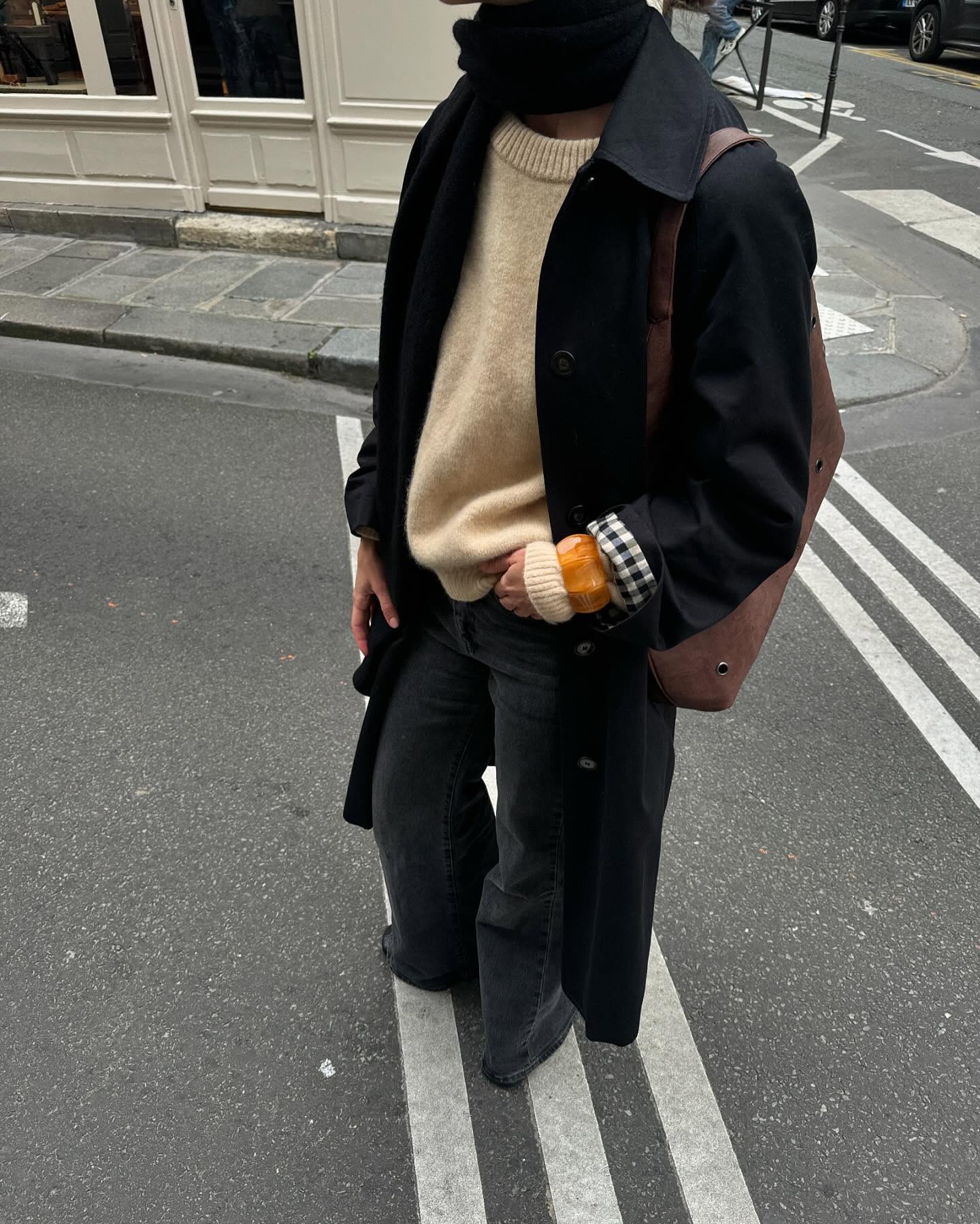 데님? 블랙진? 아니 흑청 팬츠🖤
오늘은 흑청팬츠에 니트나 코트를 더해 깔끔하고 시크하게 🐈⬛🔍 이미지6