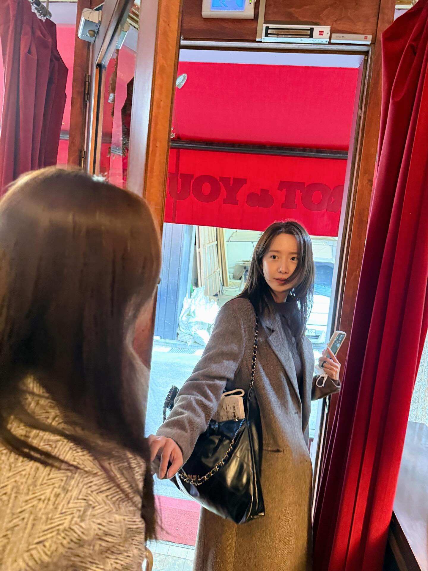 소녀시대가 든 샤넬백은 뭘까?👀
연말룩에 고급스러움을 더해줄 샤넬 백👝☃️같이 살펴보자
소녀시대가 든 아이코닉한 샤벨 백 2가지 소개합니다.
1. 22 핸드백, 900만 원대
윤아가 착용한 가방은 자연스럽게 흐르는 소프트한 실루엣에 드로우 스트링 방식의 오픈 클로징과 메탈 CHANEL 로고가 포인트인 가방이죠. 맥시한 롱 코트와 브라운 니트를 매치해 모던하면서도 내추럴한 꾸안꾸 룩을 완성했습니다.
2. 클래식 라지 플랩 백, 1000만 원대
유리가 든 가방은 인터로킹 CC 로고와 골드 체인이 포인트로 그레인드 카프스킨에 다이아몬드 퀼팅이 더해져, 고급스러운 입체감이 돋보이는 아이템이죠. 블레이저 울 코트와 슬랙스와 매치해 포멀하면서도 세련된 무드를 연출했습니다. 이미지3