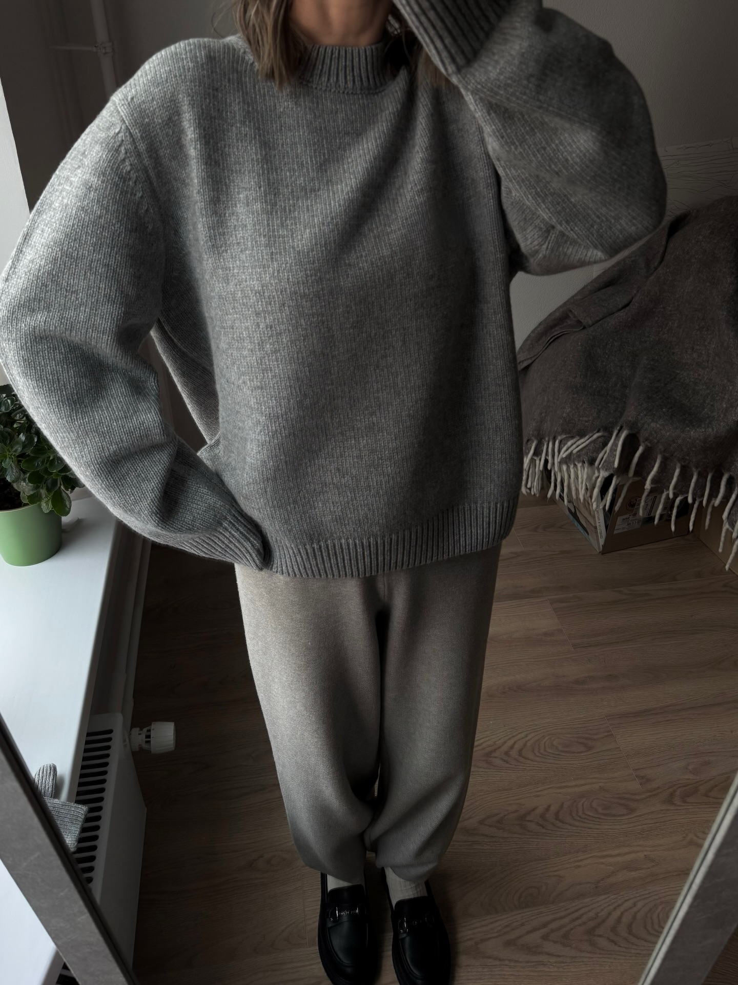 디테일 없는 담백한 무지 니트🧶
니트 한 장으로 캐주얼부터 미니멀까지 어렵지 않게 완성💁🏻‍♀️🔍 이미지7