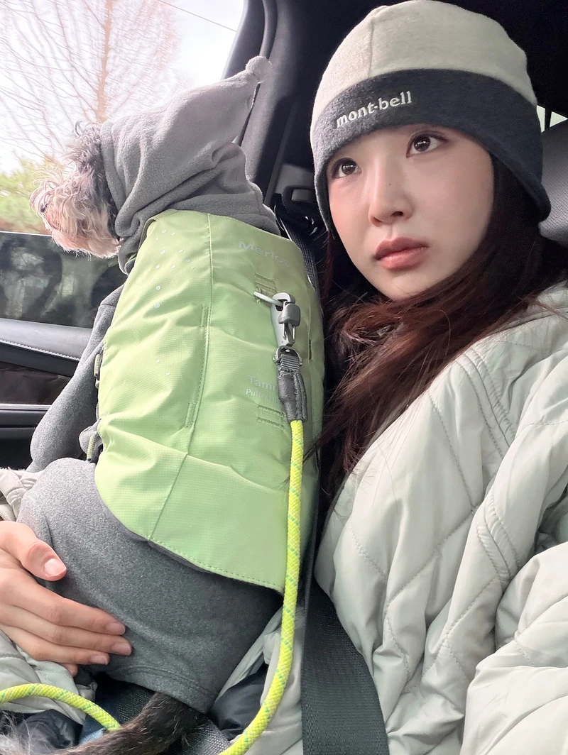 겨울엔 비니로 머리까지 따뜻하게🩶
데일리룩에 부담 없이 포인트 주기 좋은 미니멀 비니 2가지🔍🪄
겨울 필수 잡화, 비니 2가지를 소개합니다.
1. 미우미우 모헤어 비니, 60만 원대
이나연이 착용한 비니는 부드러운 모헤어 블렌드 원사를 활용해 가볍고 보온성이 좋으며, 자연스럽게 접어 올린 업 턴업 밑단과 브랜드 인타르시아 로고가 포인트죠. 조거 팬츠와 더플코트에 매치하면 러블리한 꾸안꾸 스타일을 완성할 수 있습니다.
2. 몽벨 이어 워머 캡 클라이마 플러스 200, 1만 원대
이유나가 쓴 비니는 몽벨의 대표 소재인 샤미스 플리스로, 아이보리와 그레이의 투톤 컬러에 귀를 덮는 이어 워머 디자인을 더해 실용성과 미니멀한 무드가 돋보이죠. 퀼팅 롱패딩과 조거 팬츠에 매치하면 내추럴한 캐주얼 겨울룩으로 연출하기 좋습니다. 이미지6