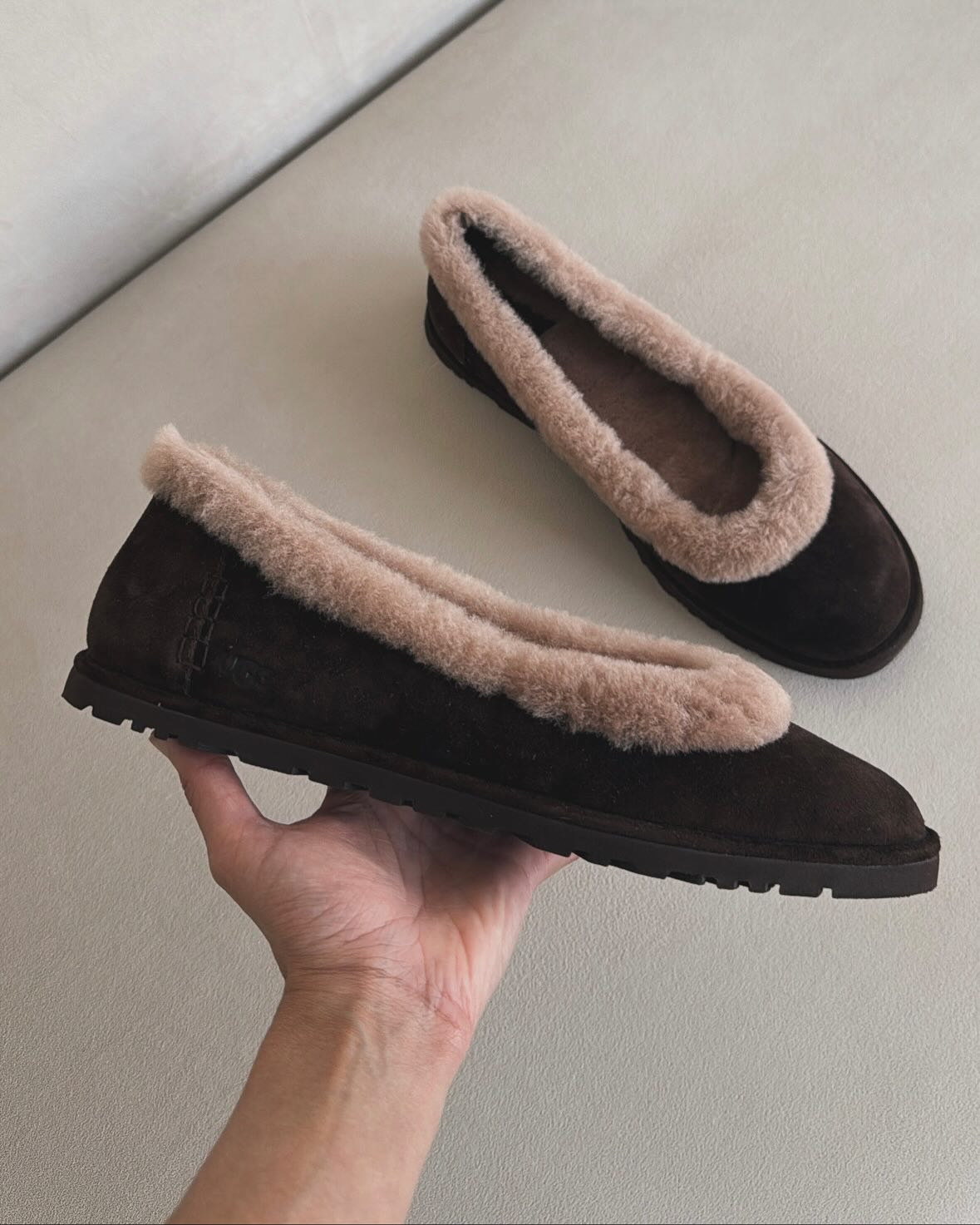 고무신 같은데… 알고 보면 어그?😮
슬림한 실루엣, 안쪽엔 포근한 퍼🤍🩰올 겨울 신발은 바로 조라

최근 스니커즈와 발레 슈즈를 합친 스니커리나, 부츠와 스니커즈가 합쳐서 탄생된 복싱 부츠에 이어, 어그에서 조라라는 신발이 등장했는데요. 발레리나 슈즈의 슬림한 실루엣에 어그 특유의 퍼 안감과 두툼한 아웃솔을 더한 디자인이 특징입니다.

조라는 미니멀한 디자인으로 캐주얼부터 모던룩까지 활용도가 높고, 가벼워 보이는 외형과 달리 보온성과 착화감 모두를 만족시키죠. 발레 코어 감성과 어그의 포근함을 담아낸 조라는, 올겨울 트렌디하면서도 실용적인 슈즈로 주목받고 있습니다. 이미지8