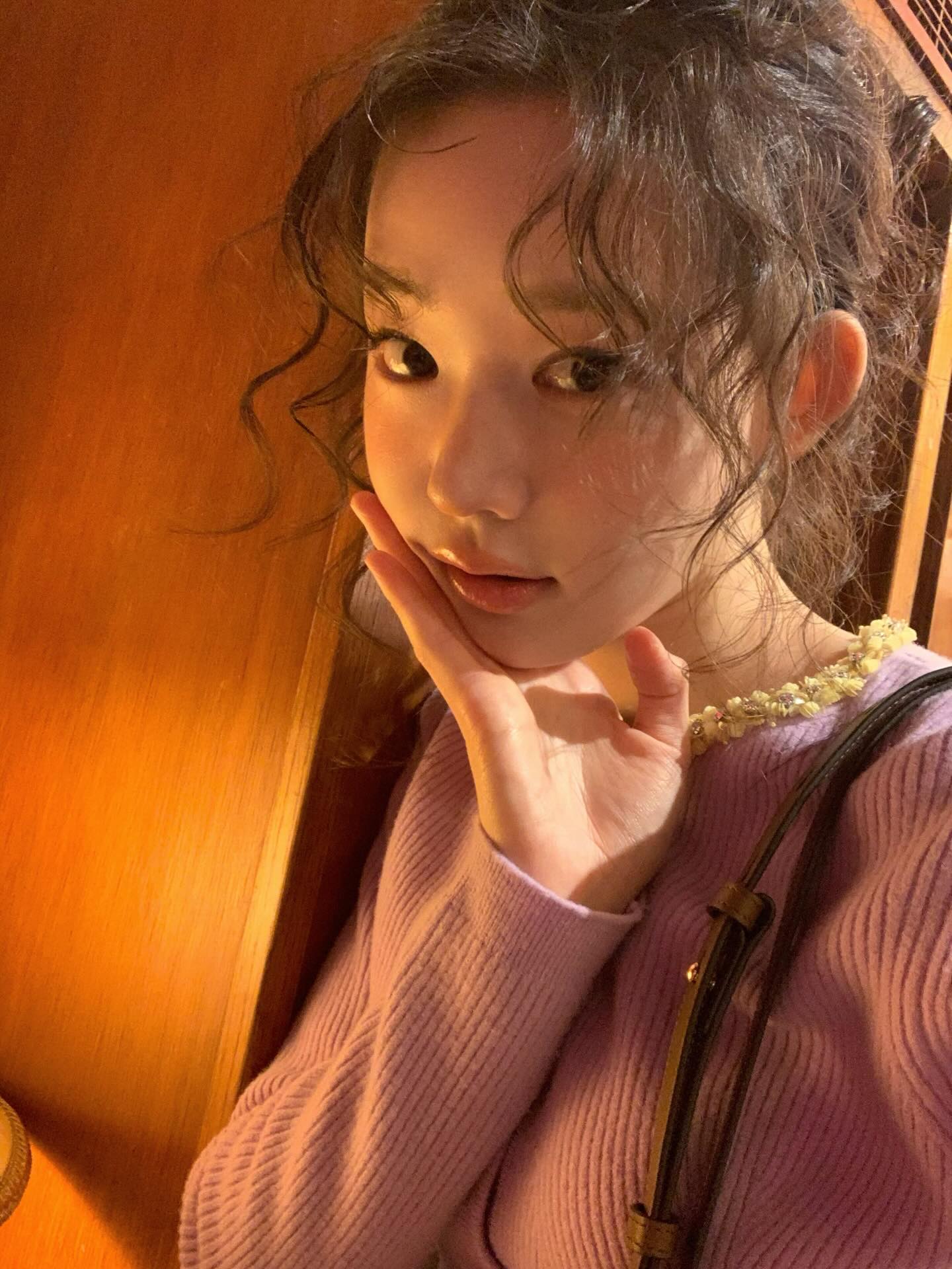 차분하고 포근한 가디건💟
여리여리함 가득한 겨울 가디건 2가지🌱✨

아우터 안에 입기 좋은 가디건, 지금 바로 소개해드릴게요.

1. 구찌 리브 펠티드 울 가디건, 200만 원대
플로럴 크리스털 자수가 돋보이는 리브드 울 가디건입니다. 크롭한 기장과 슬림한 실루엣이 더해져 여성스러운 무드를 완성해주는데요. 최윤지는 미디 스커트와 스틸레토 힐을 매치해 우아한 데일리룩을 연출했습니다.

2. 아미 그린 울 아미 드 꾀흐 가디건, 80만 원대
인타르시아 자수와 혼 버튼이 더해진 가디건입니다. 미연은 브라운 숄더백을 매치해 담백하면서도 분위기 있는 데일리룩을 연출했습니다. 이미지3