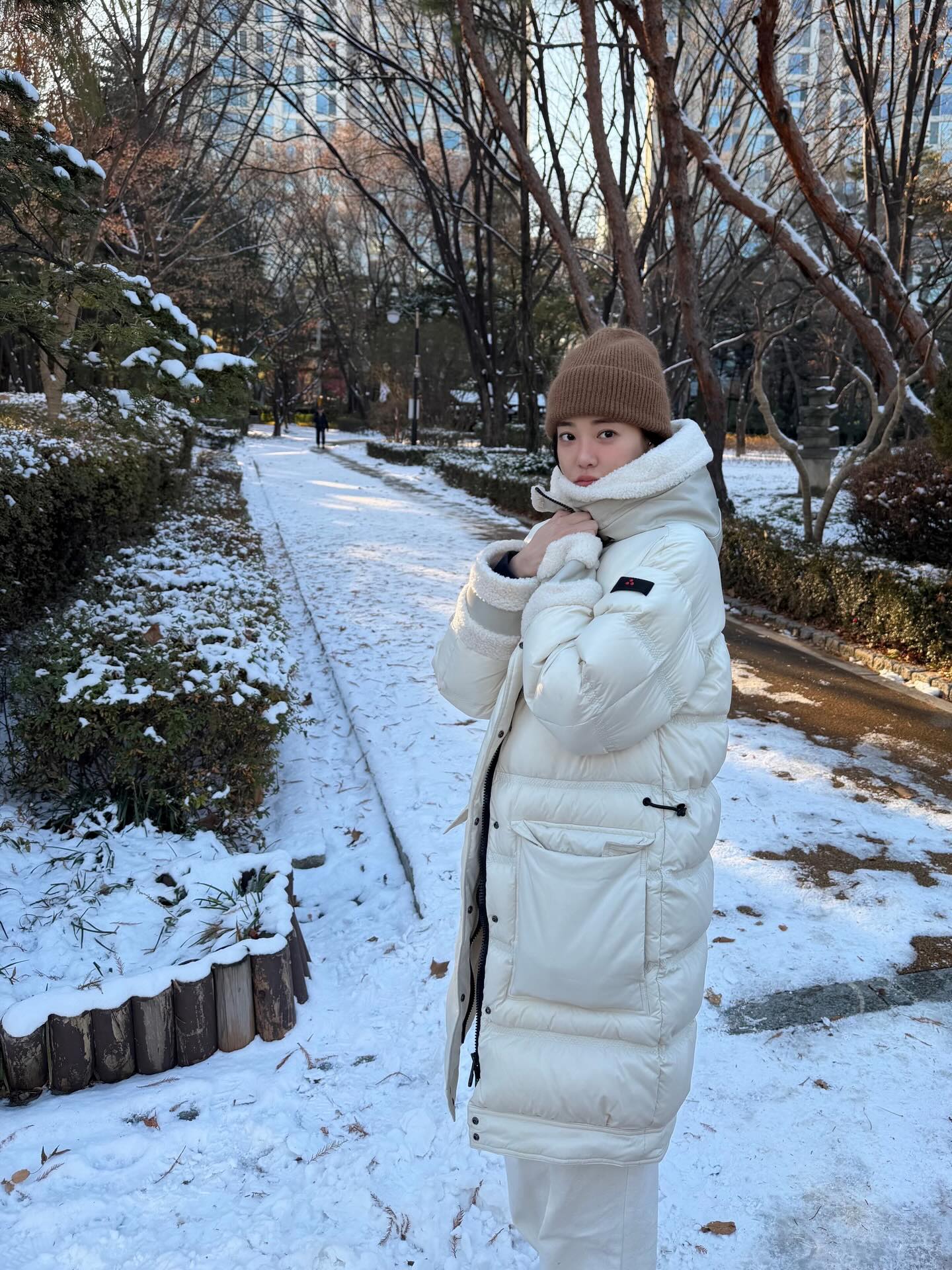 영하엔 고민할 틈도 없이 롱패딩🥶
기장부터 보온력까지 안정적인 만능템👍🏻💨결국 롱패딩이야
이미지1