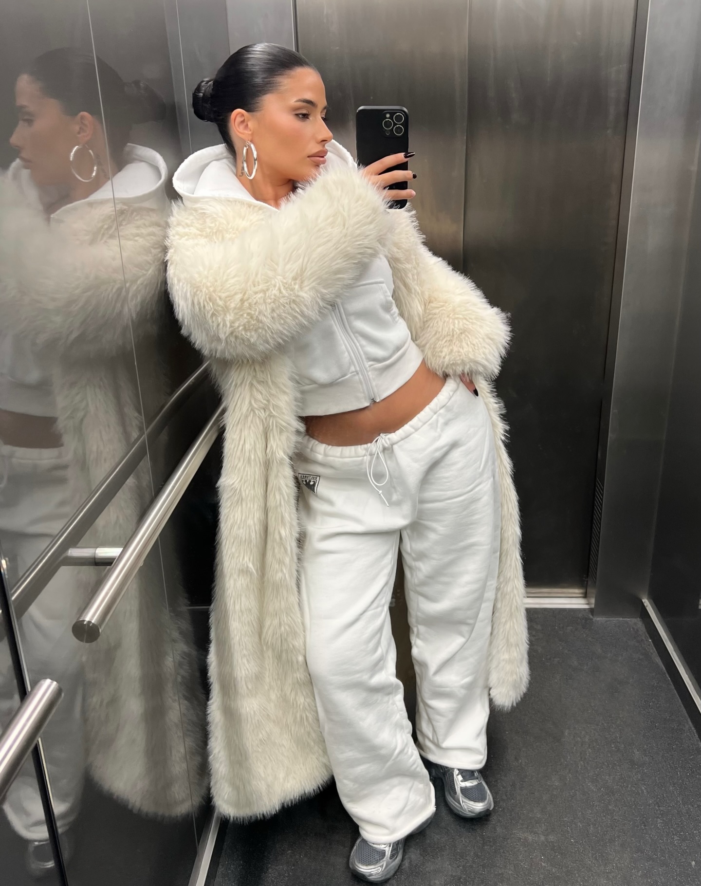 겨울 무드 끝판왕은 퍼 코트🖤
고급스럽고 따뜻한데 세련미까지, 이래서 퍼 코트 입죠?✨ 이미지7