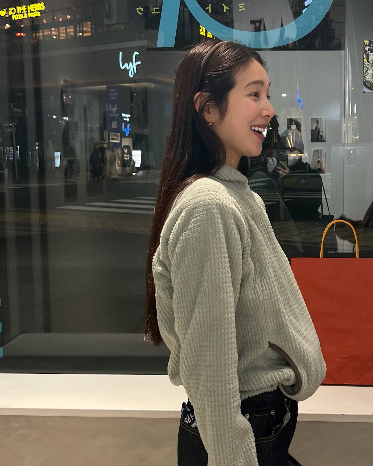 후드티만큼 편안하고 따뜻한 건🙅🏻♀️
아무 생각 없이 꺼내 입게 되는🎶🖤두툼한 후드티만 찾게 돼 이미지4