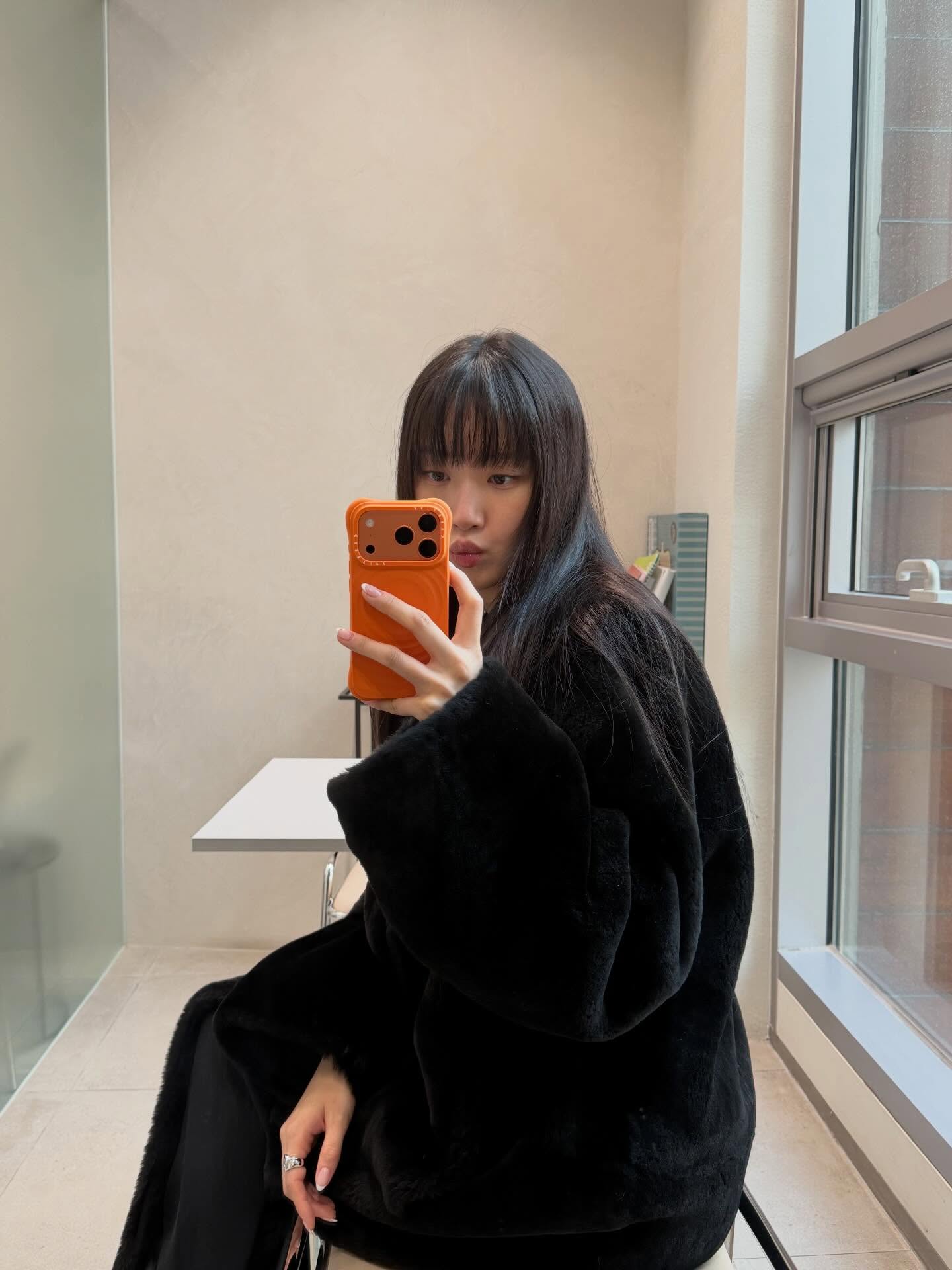 겨울엔 역시 아우터가 코디의 절반🪄
등까지 따뜻하게 감싸주는 퍼 자켓으로 보송보송하게 마무리🤍🩶 이미지1