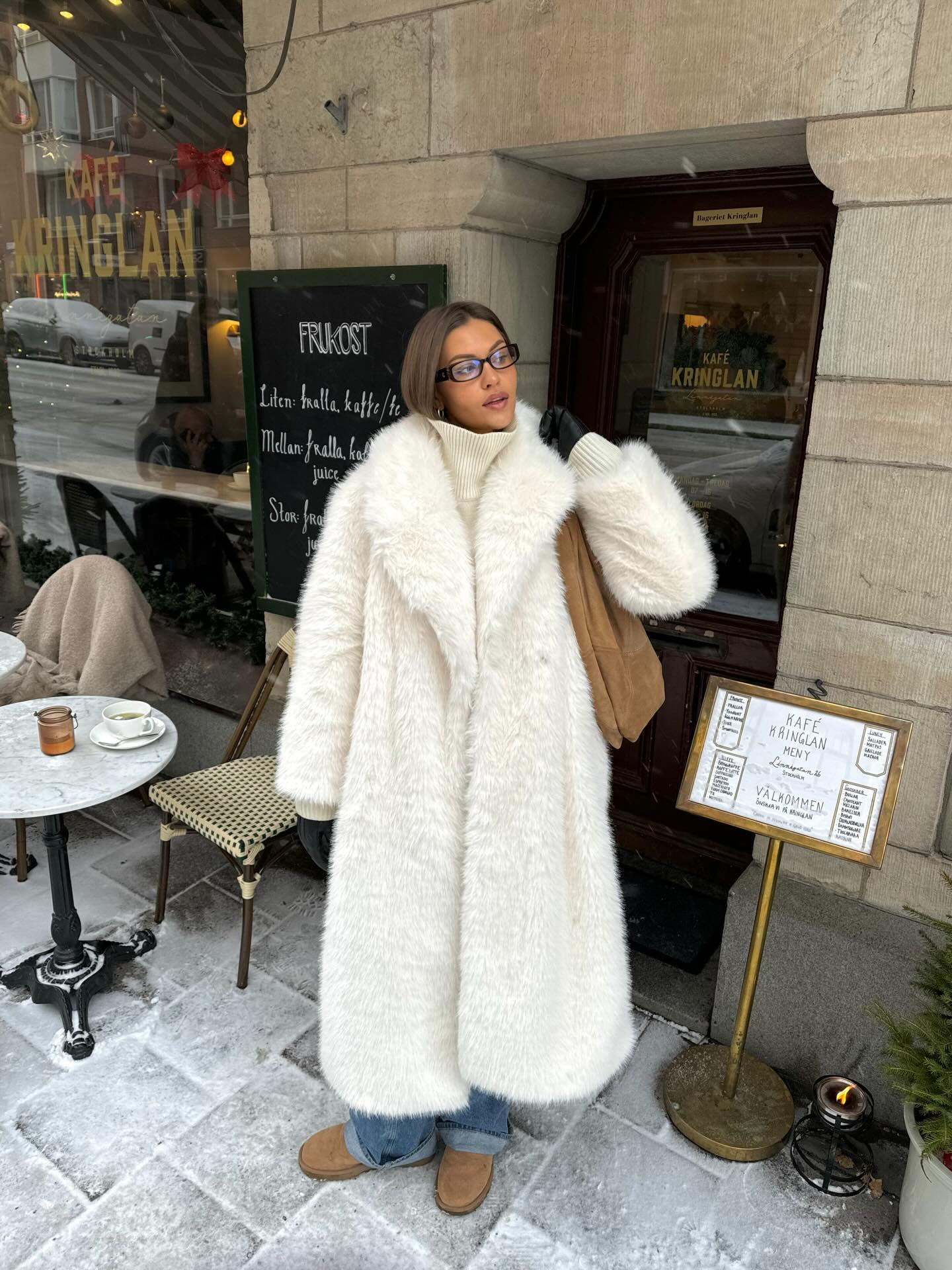 겨울 무드 끝판왕은 퍼 코트🖤
고급스럽고 따뜻한데 세련미까지, 이래서 퍼 코트 입죠?✨ 이미지4