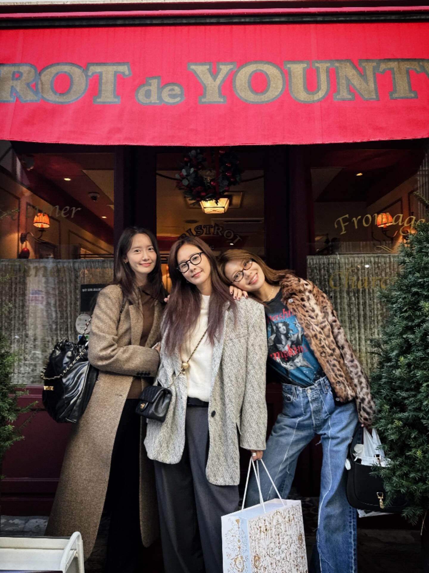 소녀시대가 든 샤넬백은 뭘까?👀
연말룩에 고급스러움을 더해줄 샤넬 백👝☃️같이 살펴보자
소녀시대가 든 아이코닉한 샤벨 백 2가지 소개합니다.
1. 22 핸드백, 900만 원대
윤아가 착용한 가방은 자연스럽게 흐르는 소프트한 실루엣에 드로우 스트링 방식의 오픈 클로징과 메탈 CHANEL 로고가 포인트인 가방이죠. 맥시한 롱 코트와 브라운 니트를 매치해 모던하면서도 내추럴한 꾸안꾸 룩을 완성했습니다.
2. 클래식 라지 플랩 백, 1000만 원대
유리가 든 가방은 인터로킹 CC 로고와 골드 체인이 포인트로 그레인드 카프스킨에 다이아몬드 퀼팅이 더해져, 고급스러운 입체감이 돋보이는 아이템이죠. 블레이저 울 코트와 슬랙스와 매치해 포멀하면서도 세련된 무드를 연출했습니다. 이미지5