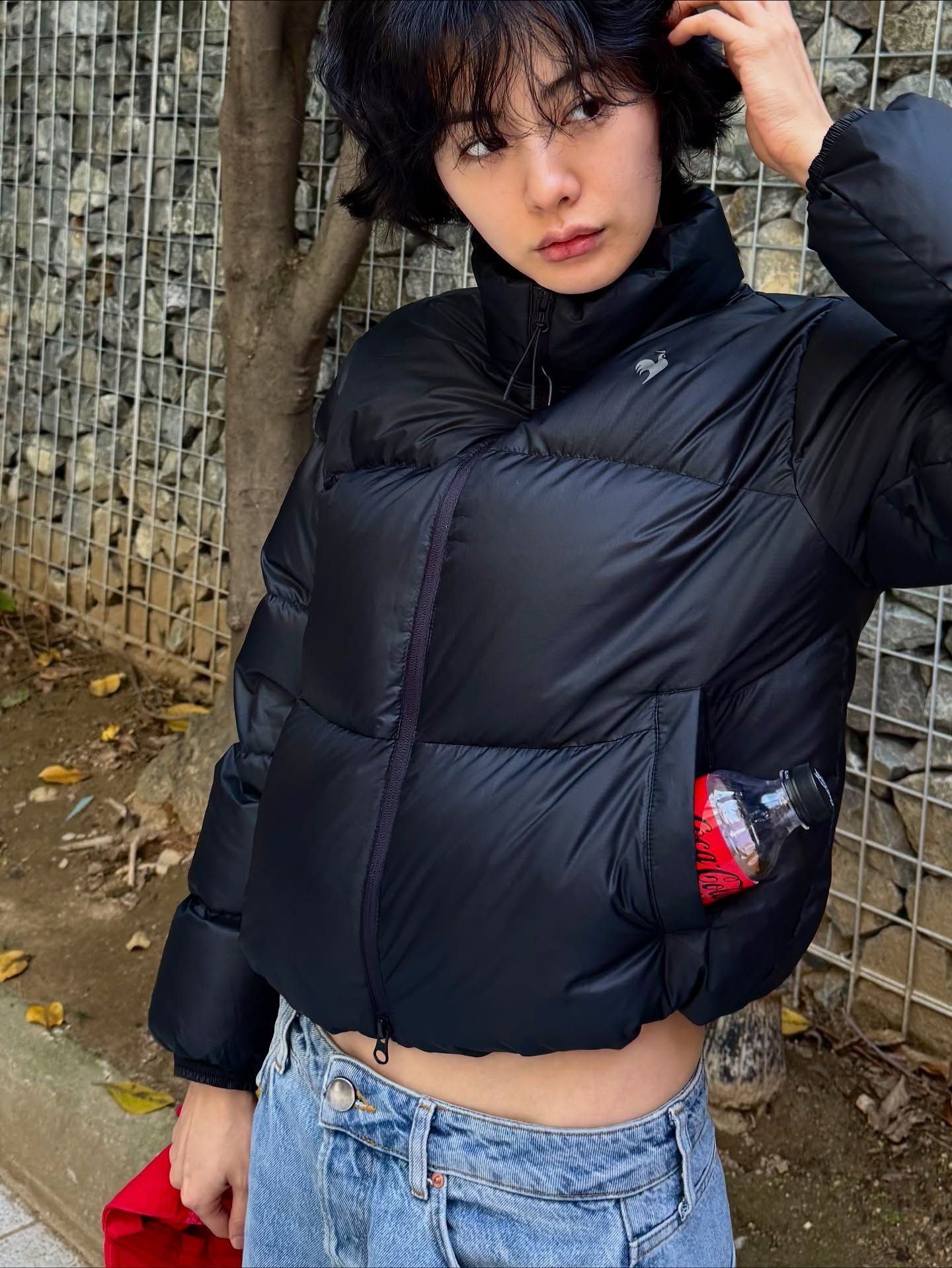 한 번 사면 오래 입는 숏패딩❄️
가볍고 실용적인 숏패딩한 벌이면 충분해🩶🖤얼른 겟 하자

오래 입기 좋은 기능성 숏패딩 2가지를 모았습니다.

1. 르꼬끄 르에어로 퍼텍스 구스 크롭 다운자켓, 35만 원대
나나가 입은 숏 패딩은 가벼운 경량 기능성 소재인 퍼텍스 퀀덤 소재를 활용한 하이넥과 크롭 실루엣으로 심플한 브랜드 로고와 지퍼에 트리 컬러가 포인트죠. 데님 팬츠와 패딩 부츠를 매치하면 차분하고 내추럴한 꾸안꾸 무드를 연출할 수 있습니다.

2. 캐나다 구스 싸이프레스 크롭 푸퍼, 100만 원대
김수미가 착용한 숏 패딩은 스톱 나일론 소재와 거위털의 다운으로 가볍고 따뜻하며, 크롭 하이힙 기장에 여유로운 실루엣으로 패치 로고와 오목한 소맷단이 포인트죠. 코듀로이 팬츠와 매치하면 포근하고 캐주얼한 룩을 완성할 수 있습니다. 이미지2