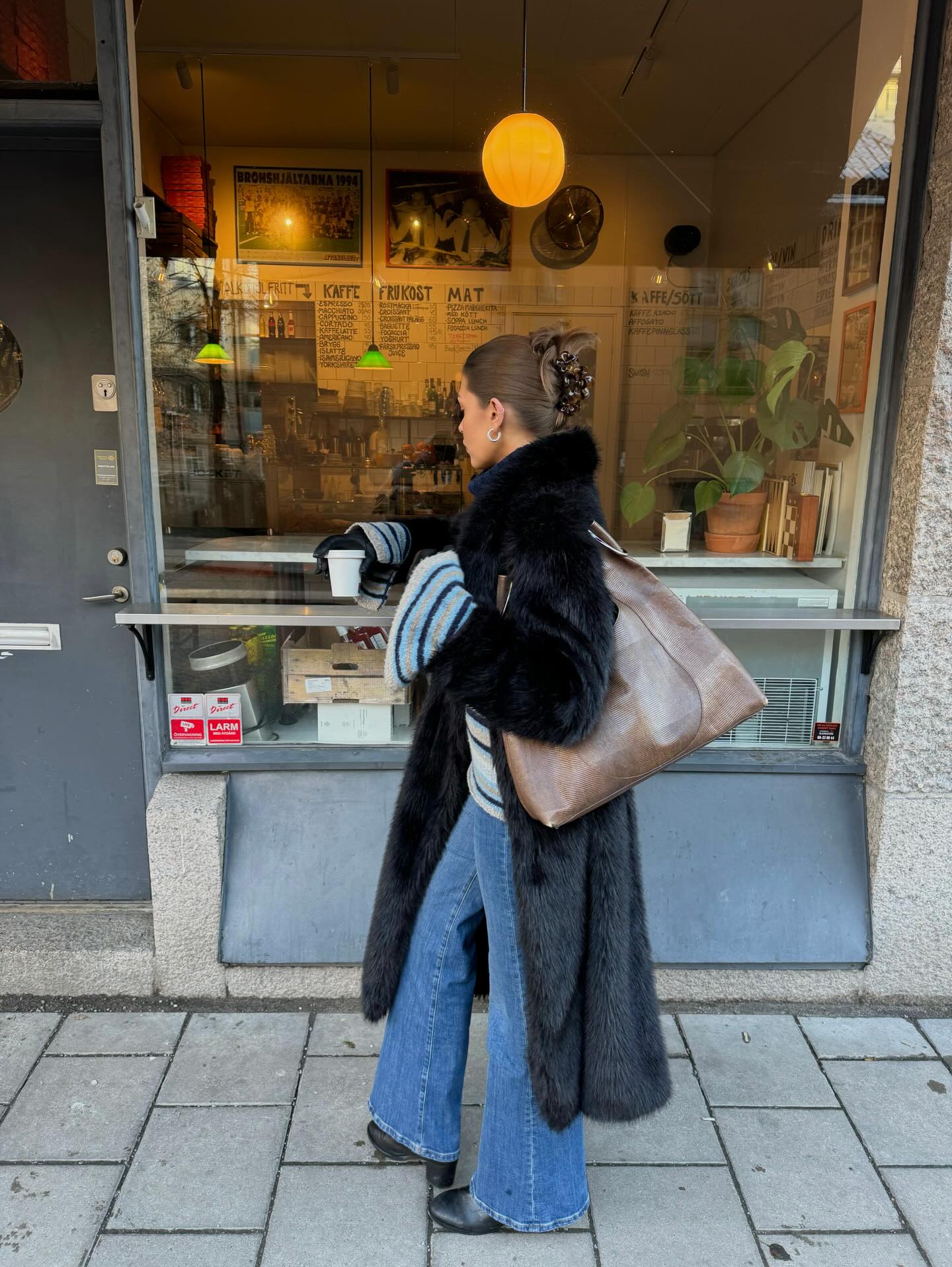 겨울 무드 끝판왕은 퍼 코트🖤
고급스럽고 따뜻한데 세련미까지, 이래서 퍼 코트 입죠?✨ 이미지3