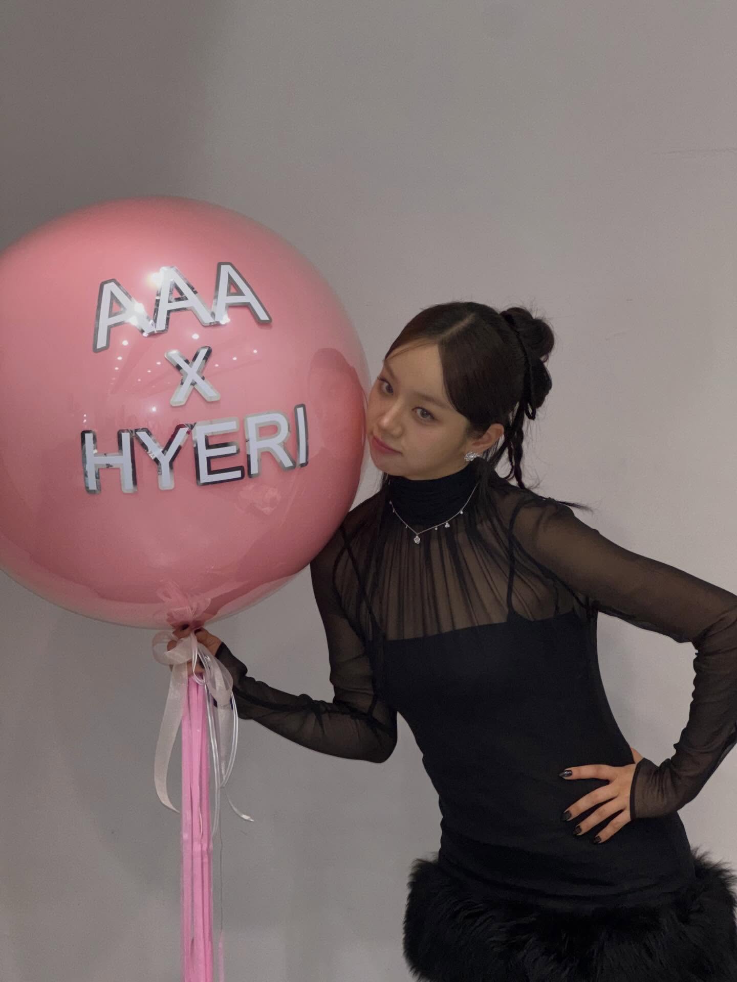 오늘 분위기는 똥머리가 완성해🖤
얼굴선 예쁘게 드러나는 헤어로 분위기까지 완성✨ 이미지2