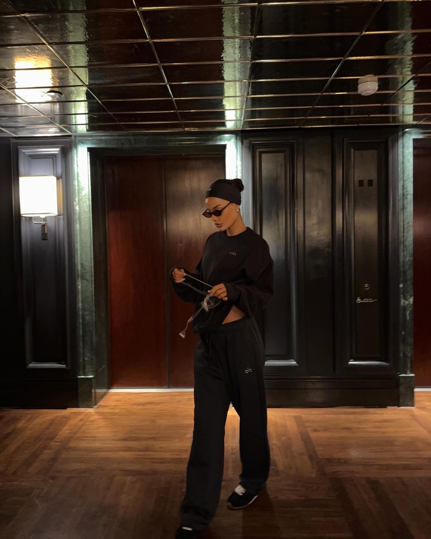 편안함도 스타일도 한 번에🪄
겨울엔 원마일웨어 셋업으로 꾸안꾸🏡🤎

요즘 입기 좋은 셋업, 지금 바로 소개해드릴게요.

1. 알로 어콜레이드 셋업, 각 20만 원대
프렌치 테리 소재로 만들어진 셋업입니다. 유니섹스 오버사이즈 핏으로 편안하면서도 가볍게 세련된 무드를 연출해주는데요. 헤어밴드와 함께 톤온톤 스타일로 매치하면 트렌디한 데일리룩을 완성할 수 있습니다.

2. 메리노 울 니트 셋업, 20만 원대
메리노울 소재로 만들어진 니트 셋업입니다. 릴랙스 핏이 더해져 편안하면서도 우아한 무드를 연출해주는데요. 퍼 코트와 함께 매치하면 원마일웨어의 세련된 데일리룩을 완성할 수 있습니다. 이미지3