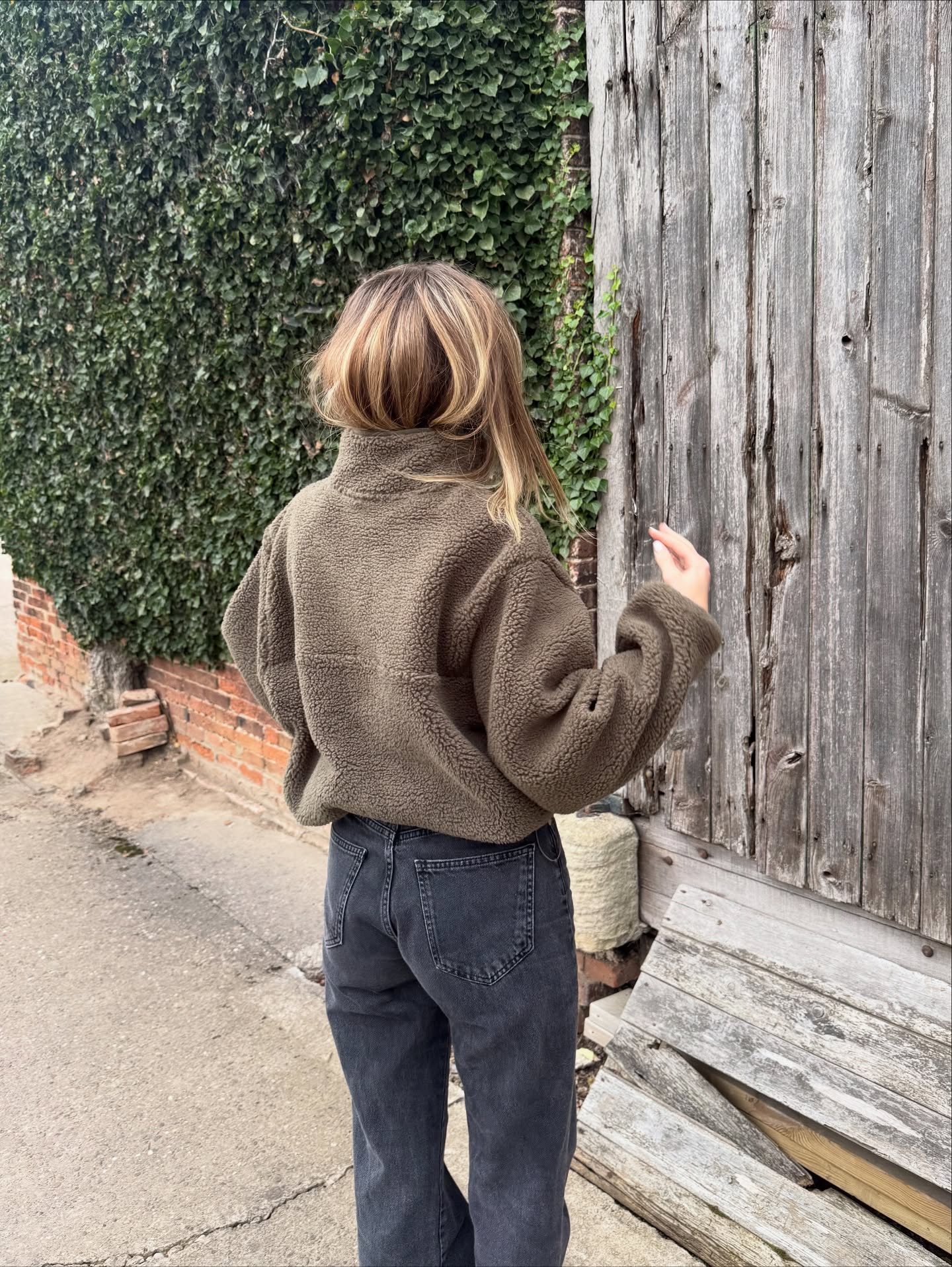 과하지 않아 더 매력적인 놈코어🎶
기본템만으로도 자연스레 시작할 수 있는 놈코어 알아보자🔍🖤
최근 편안함이 트렌드가 되면서 자연스럽게 놈코어도 떠오르는데요. 놈코어는 Normal과 Hardcore의 합성어로, 평범한 아이템 속에서 자신만의 개성을 살리는 스타일을 뜻하죠. 과하지 않은 아이템으로만 완성할 수 있다는 점이 특징입니다.
그중 대표적인 아이템으로는 플리스가 있습니다. 포근함에 실용성까지 더한 플리스는 단순한 디자인만으로도 놈코어 특유의 자연스러운 세련미를 살릴 수 있죠. 올 겨울, 편안함과 스타일을 모두 챙기고 싶다면 놈코어에 주목해 보세요. 이미지3